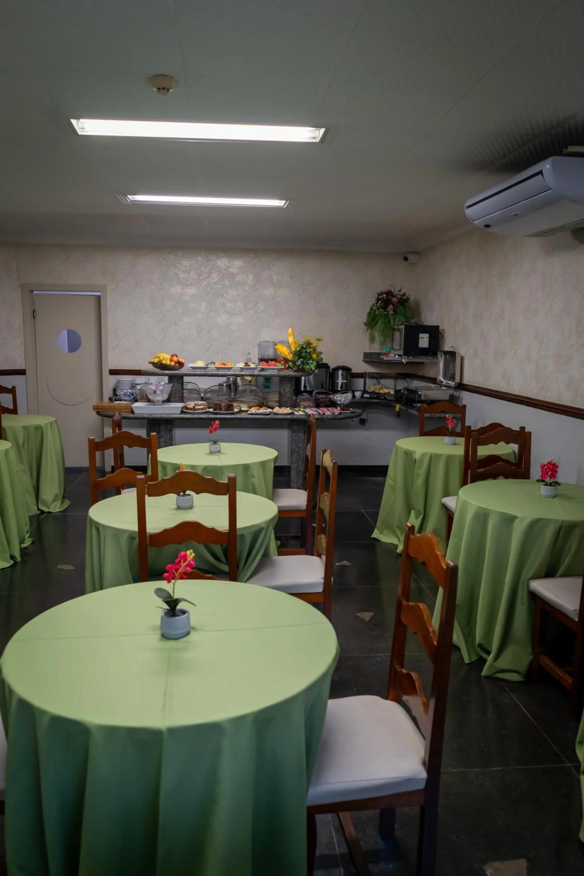 Restaurant/places to eat in Bandeirantes Hotel