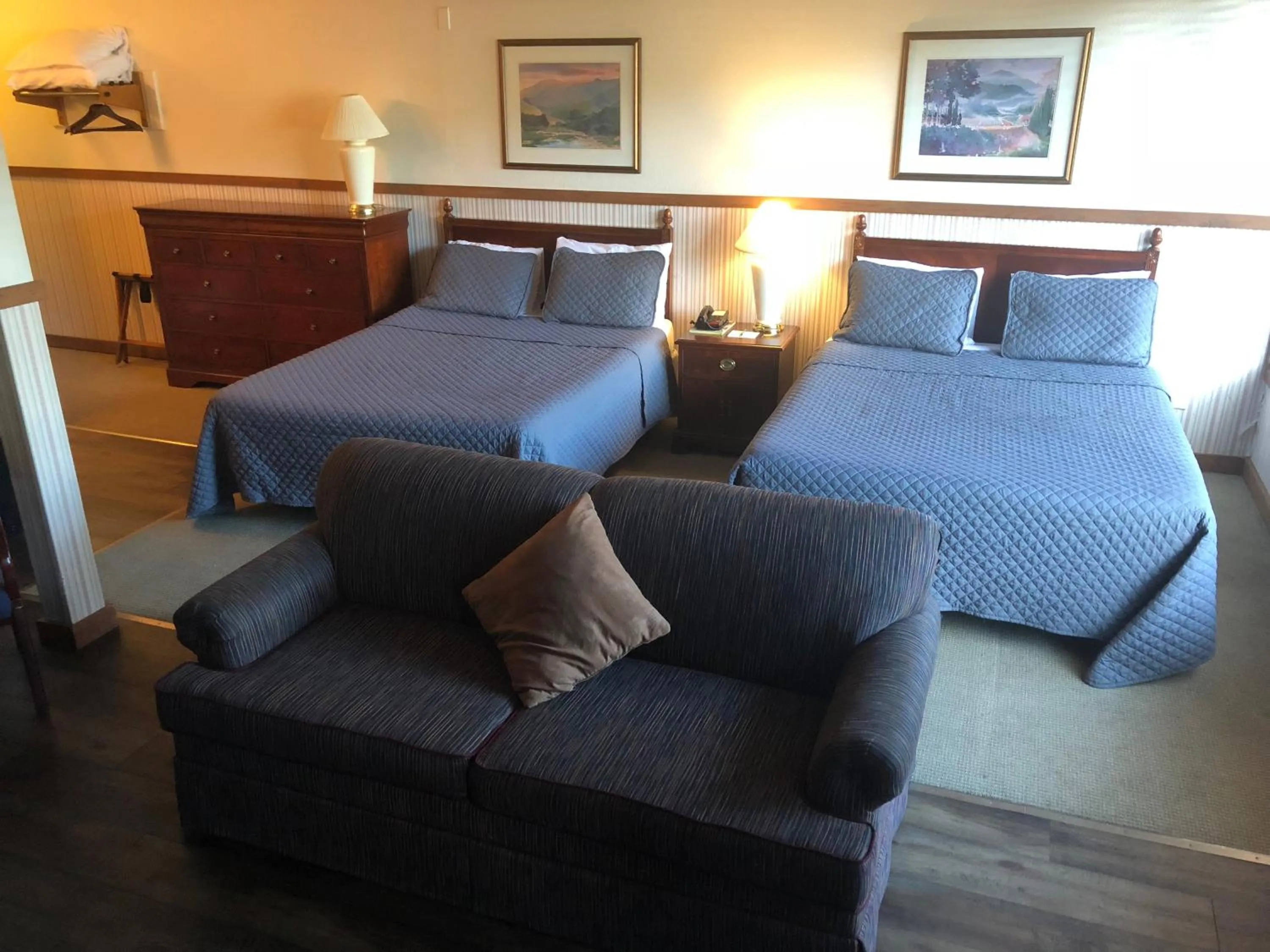 Bed in Timber Lodge Inn