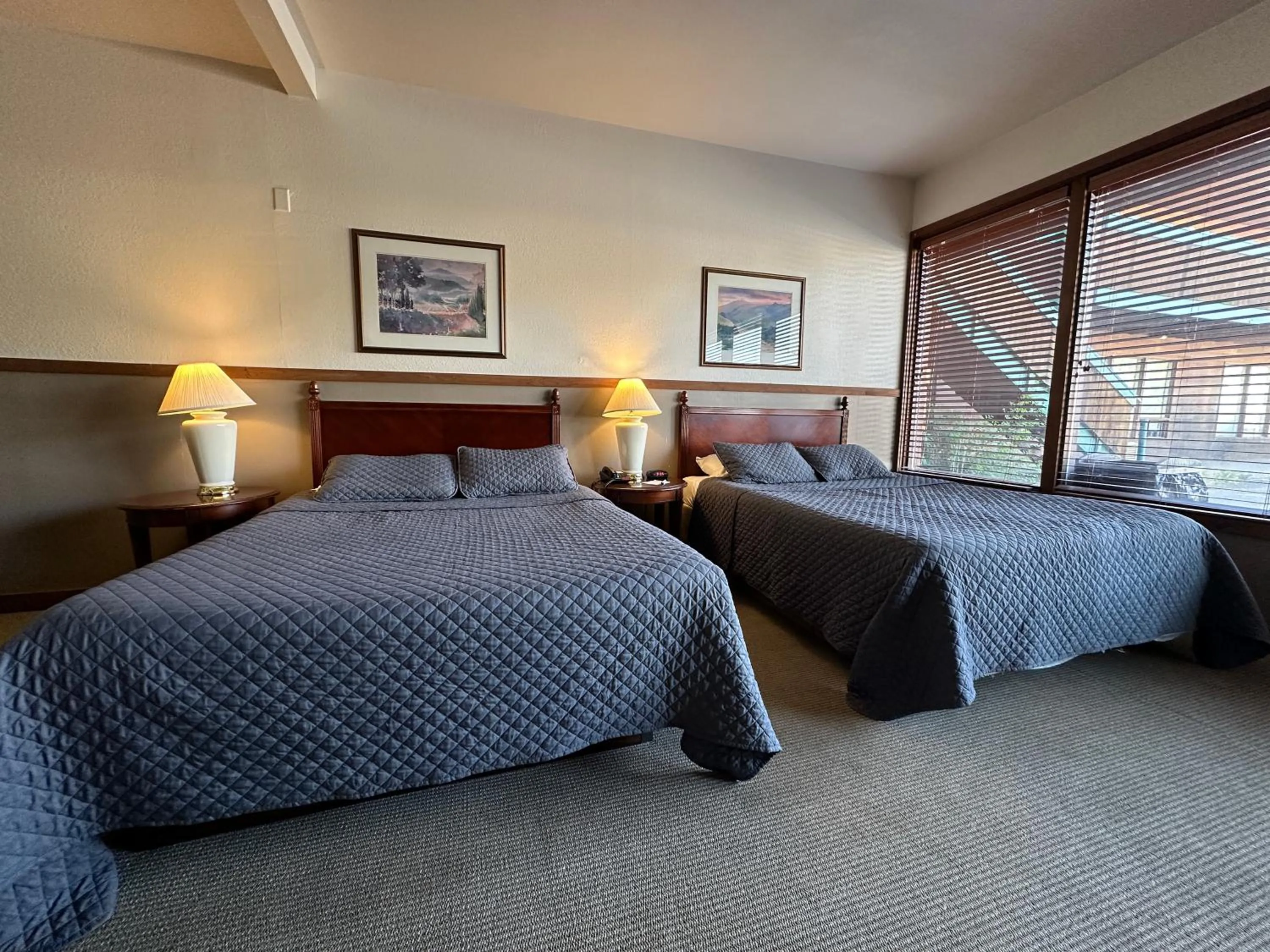 Bed in Timber Lodge Inn