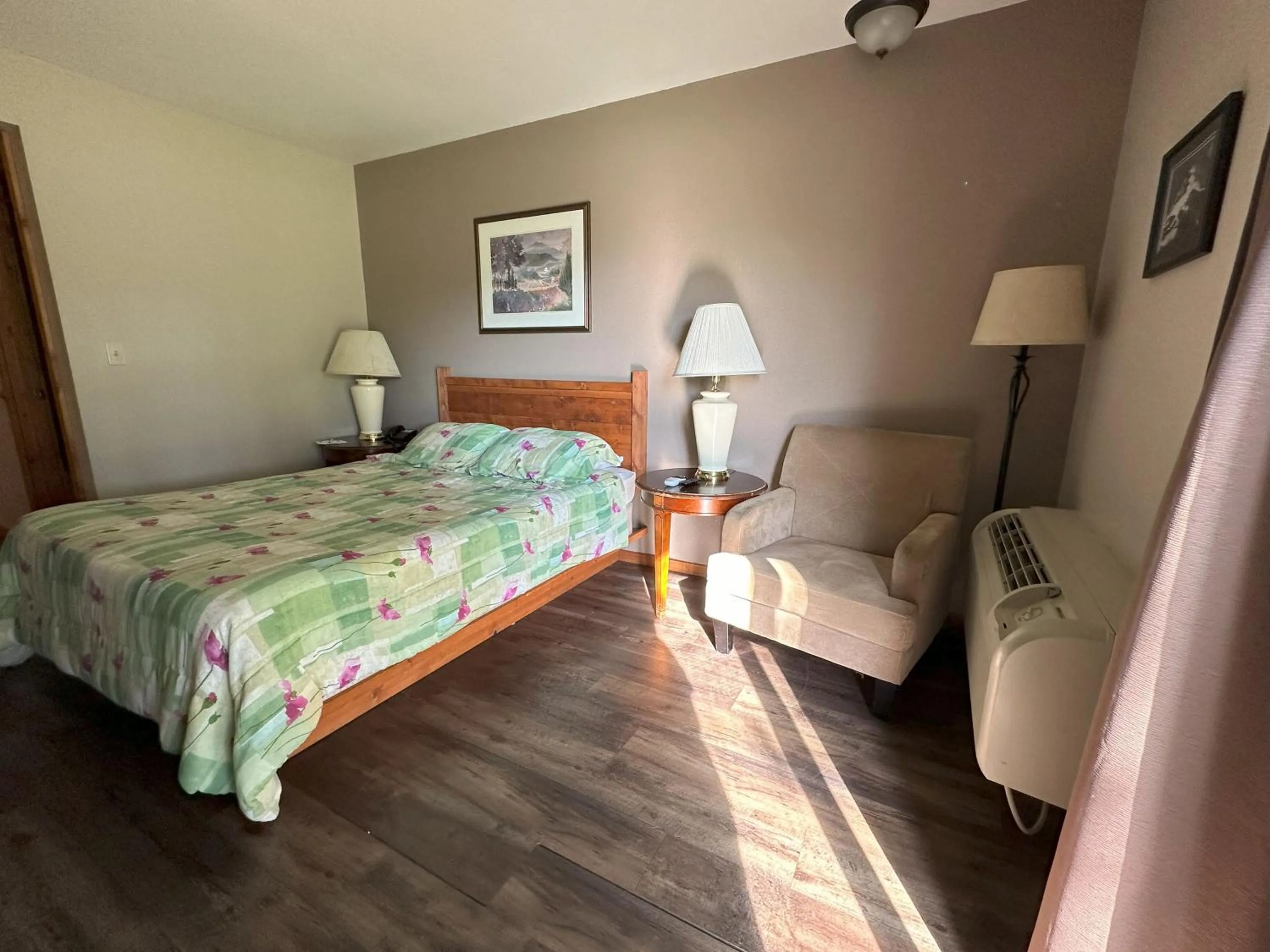 Bed in Timber Lodge Inn