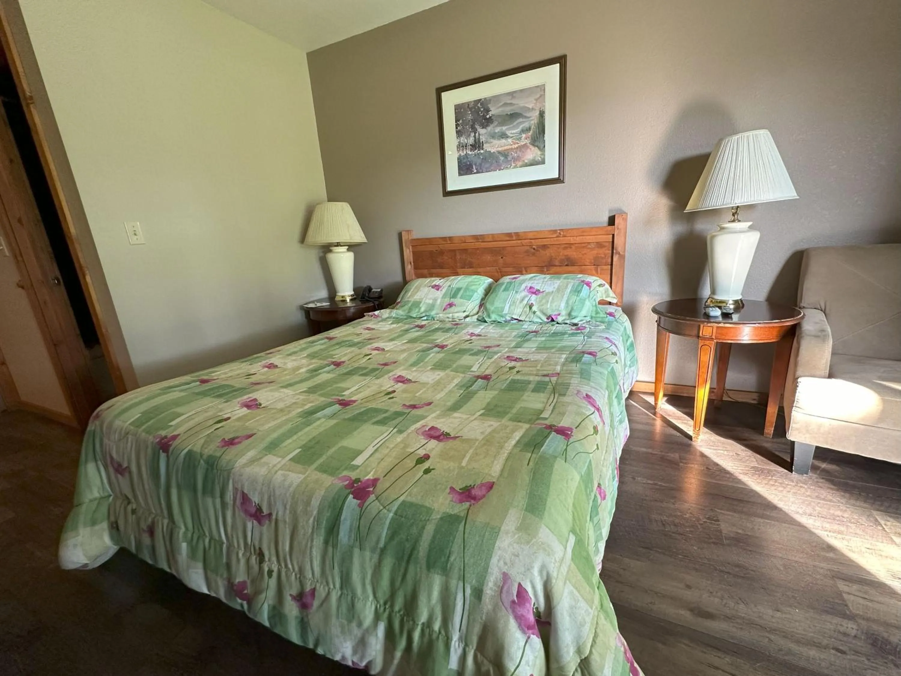 Bed in Timber Lodge Inn