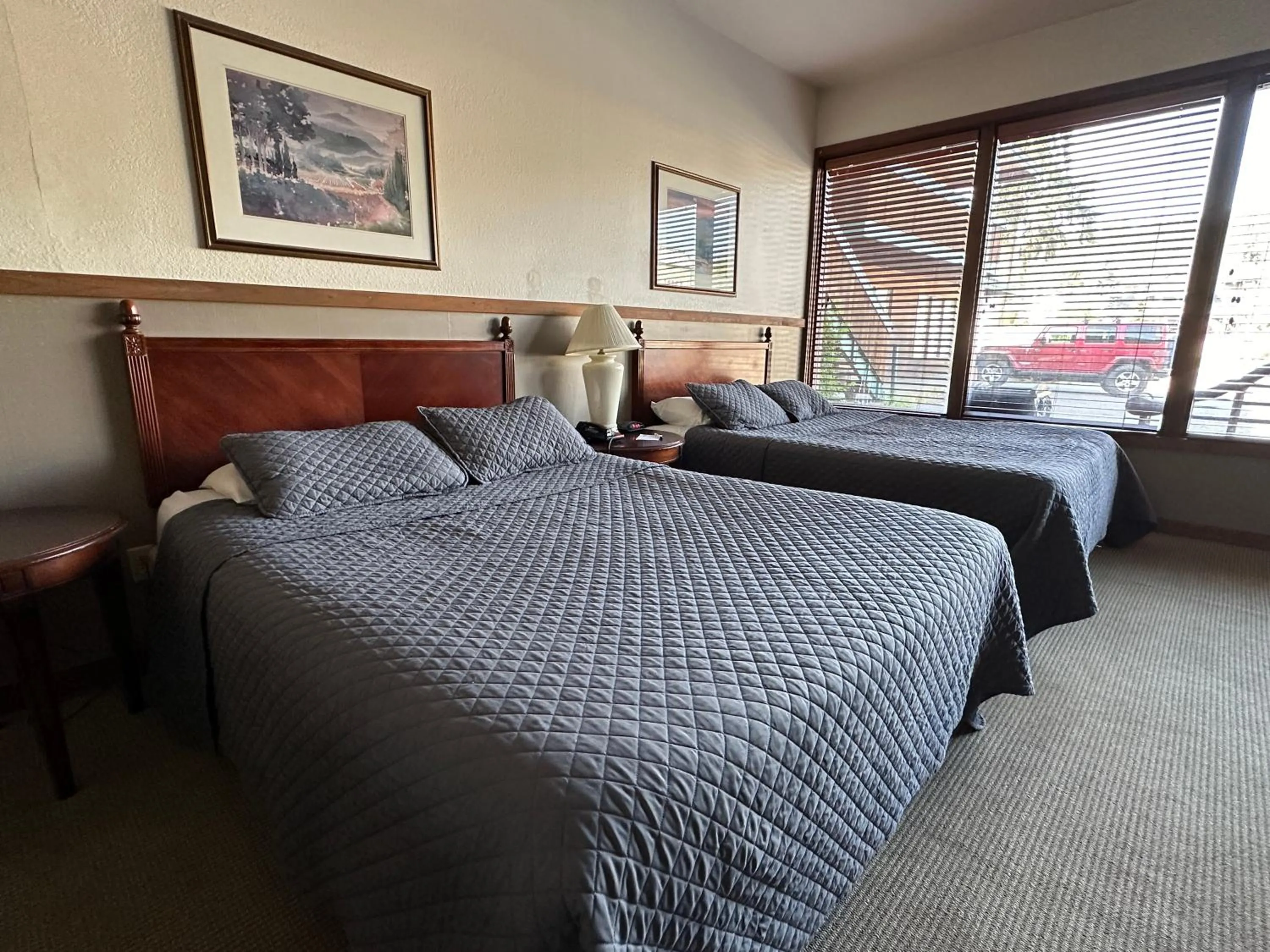 Bed in Timber Lodge Inn