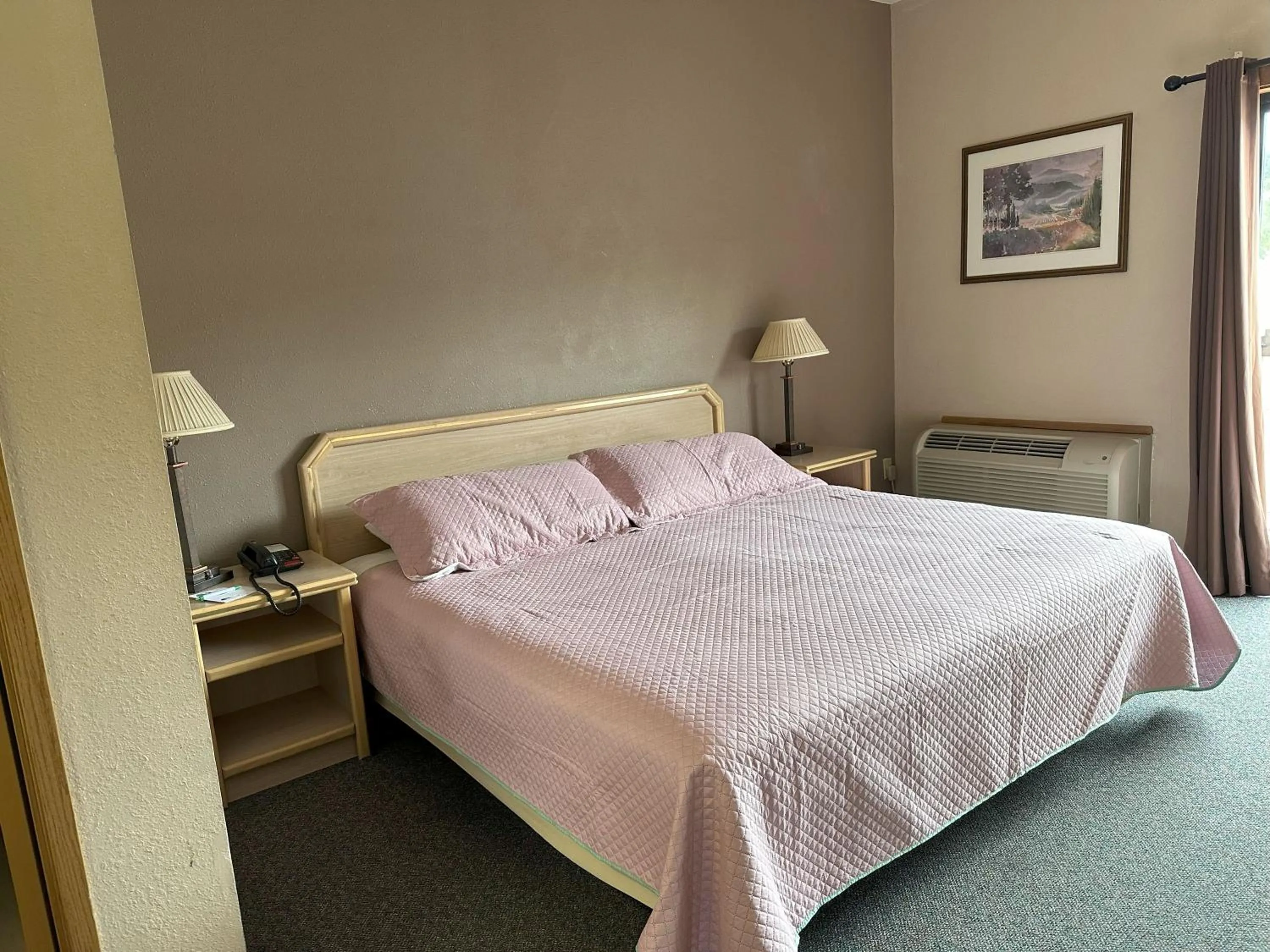 Bed in Timber Lodge Inn