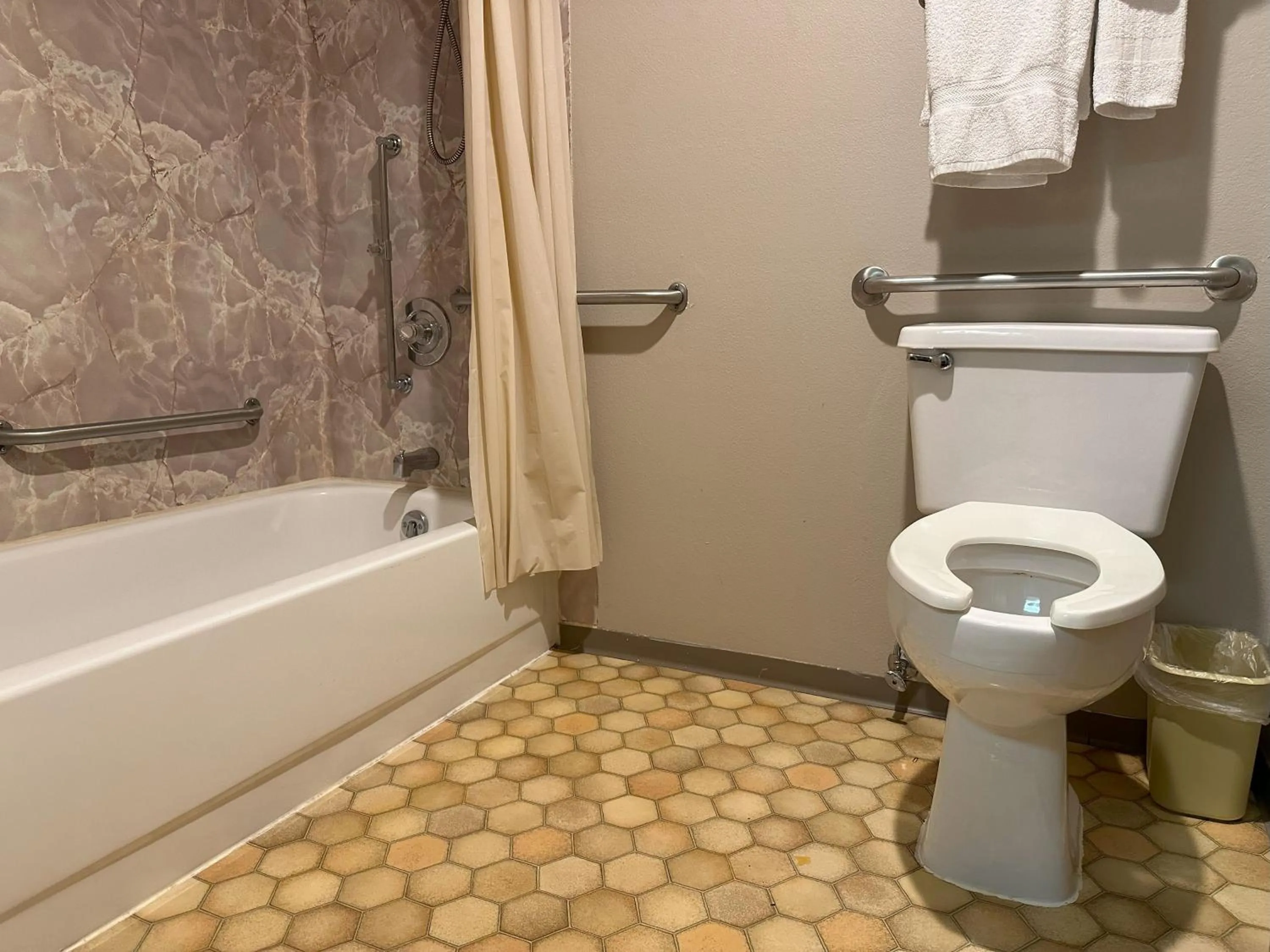 Shower in Timber Lodge Inn