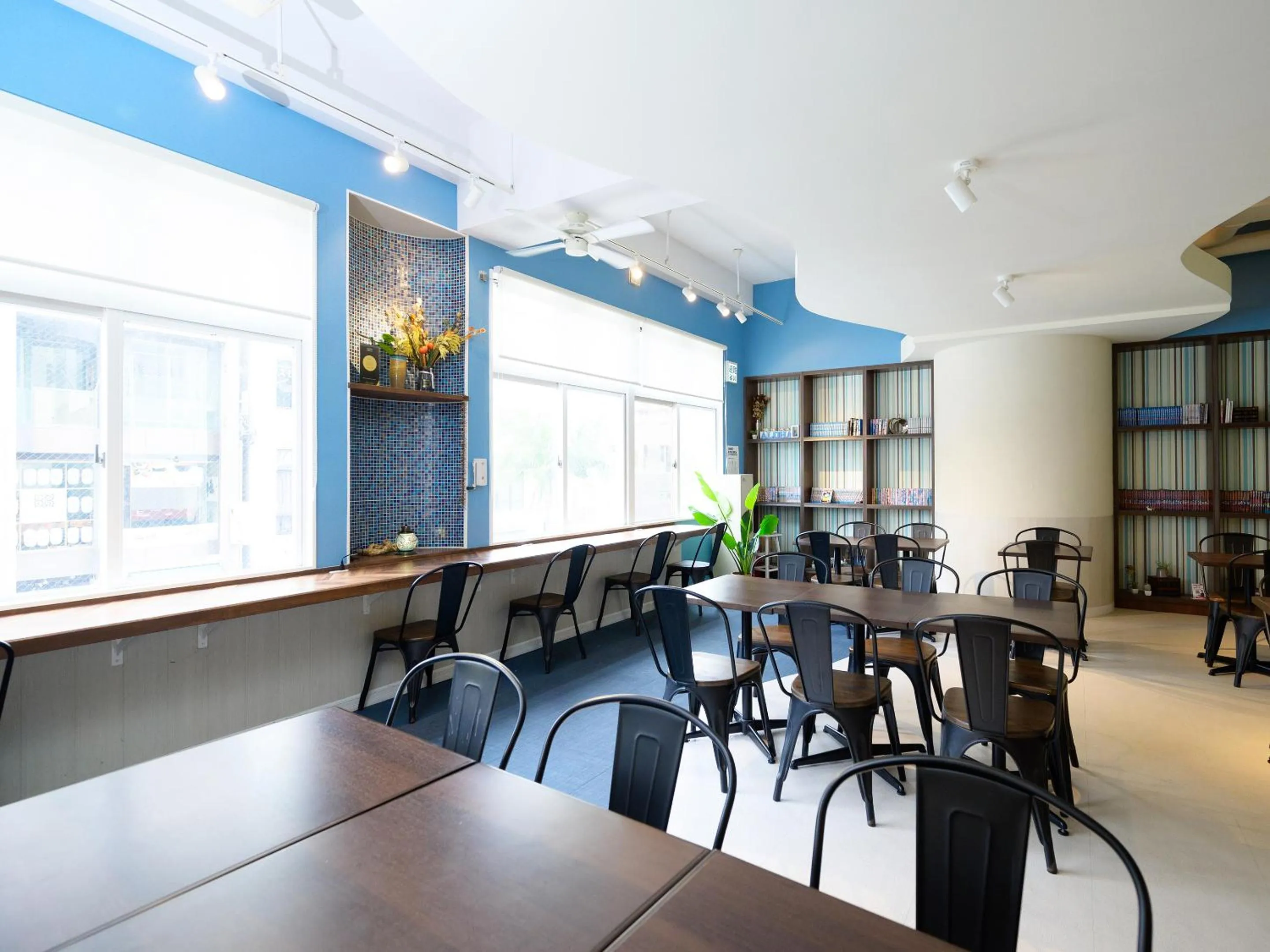 Lounge or bar in HOTEL THE CUBE Naha Kokusai Street