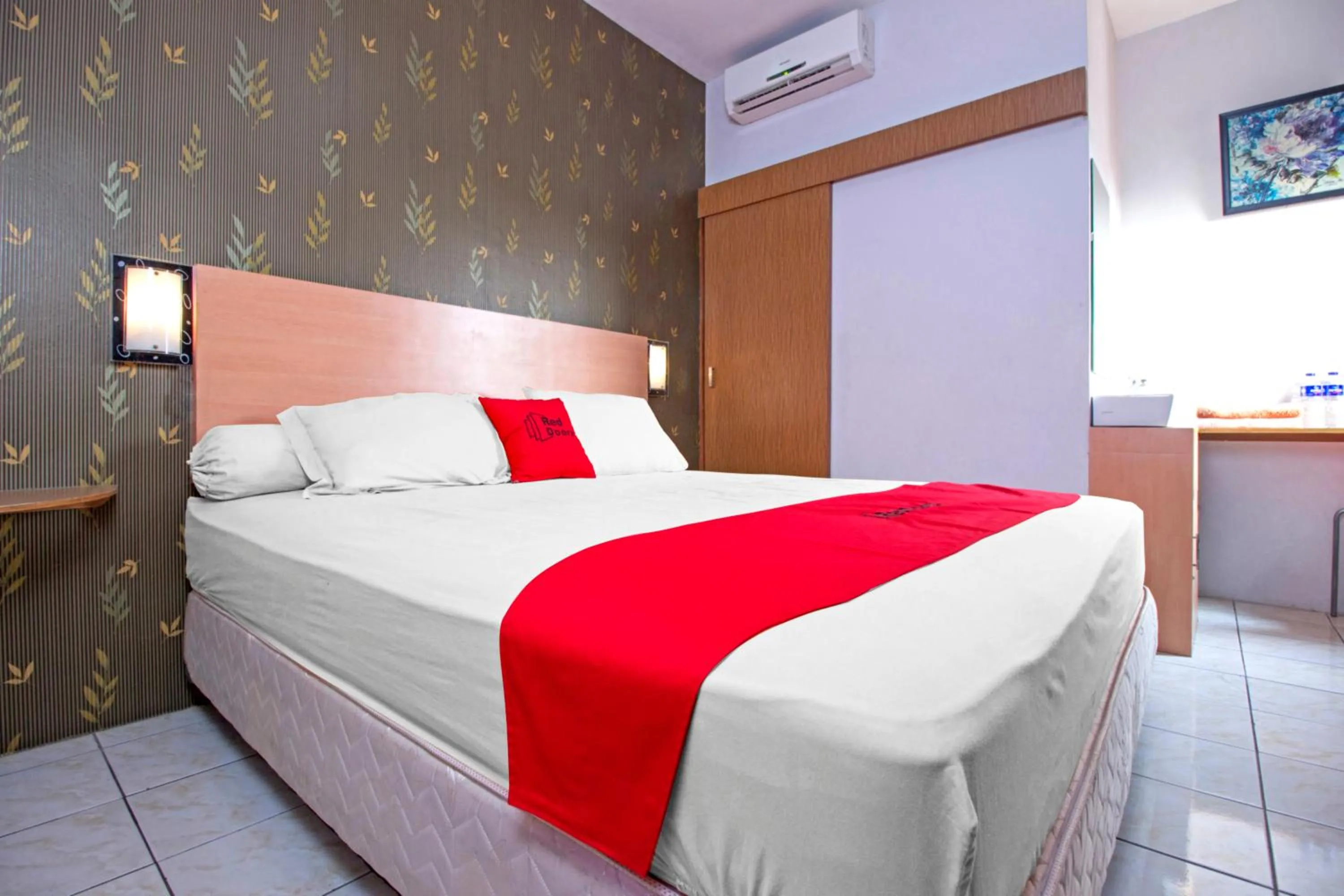 Bed in RedDoorz Syariah near BTC Fashion Mall