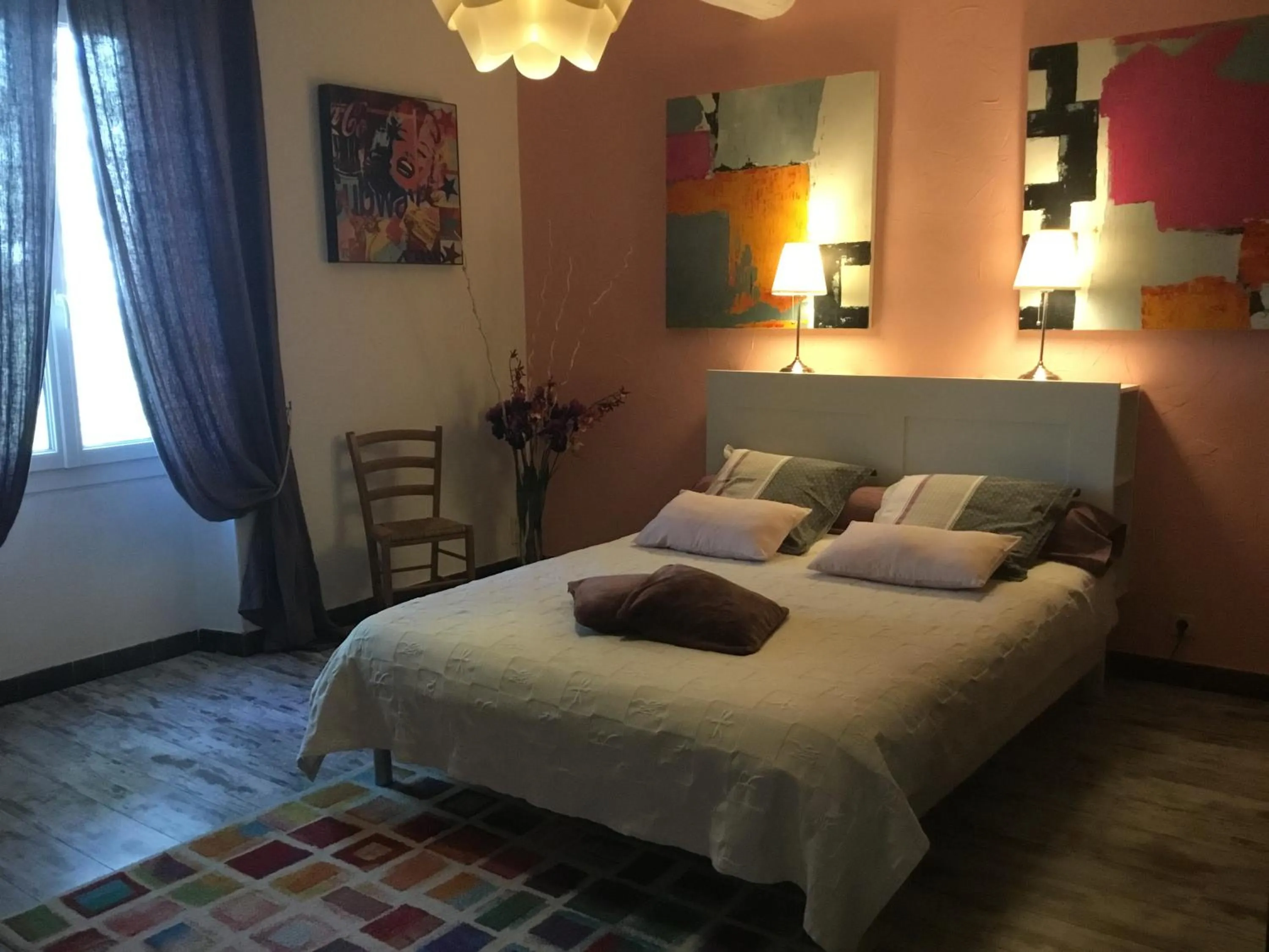 Photo of the whole room in Le Mas des Platanes