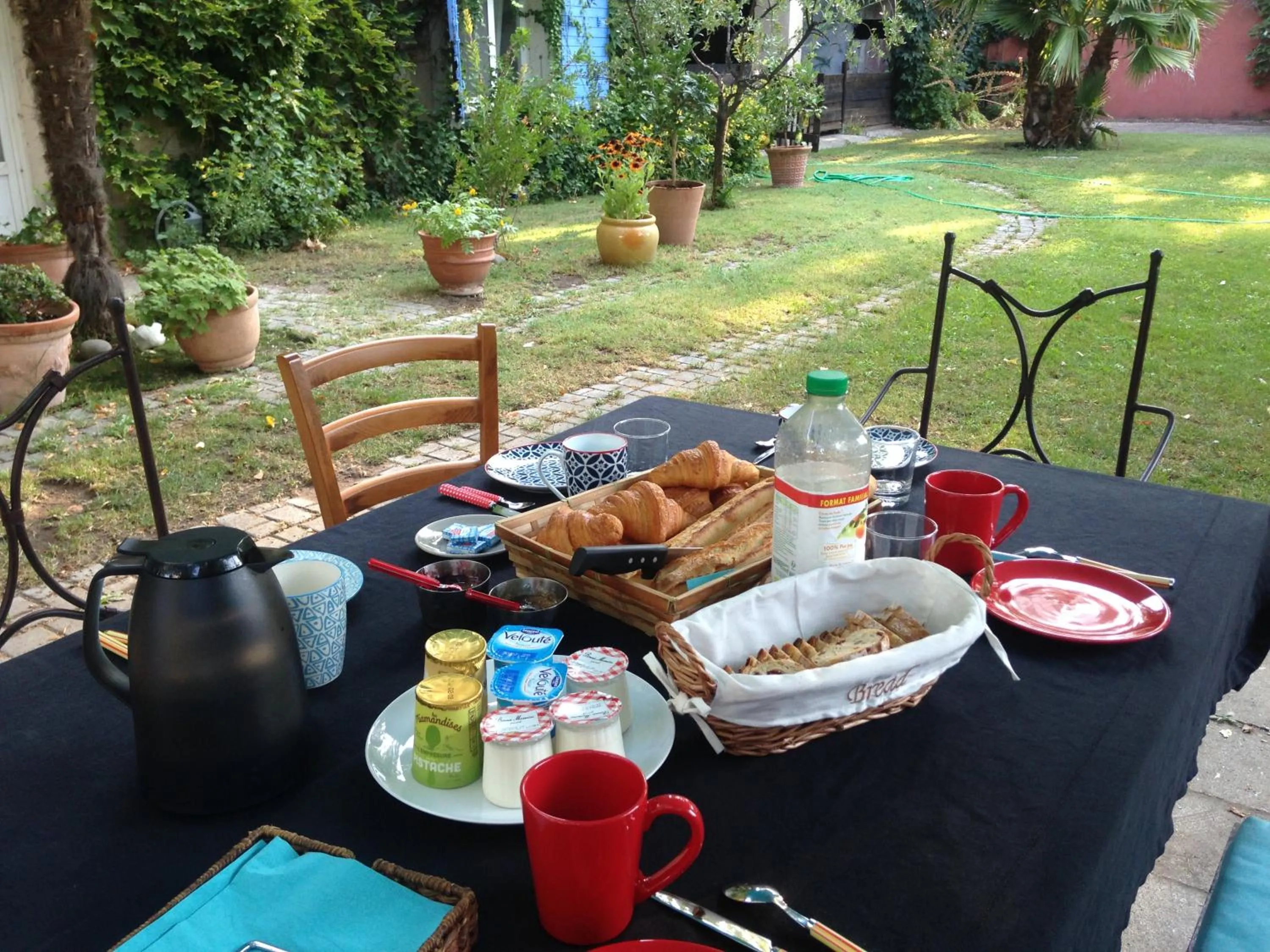 Continental breakfast in Le Mas des Platanes