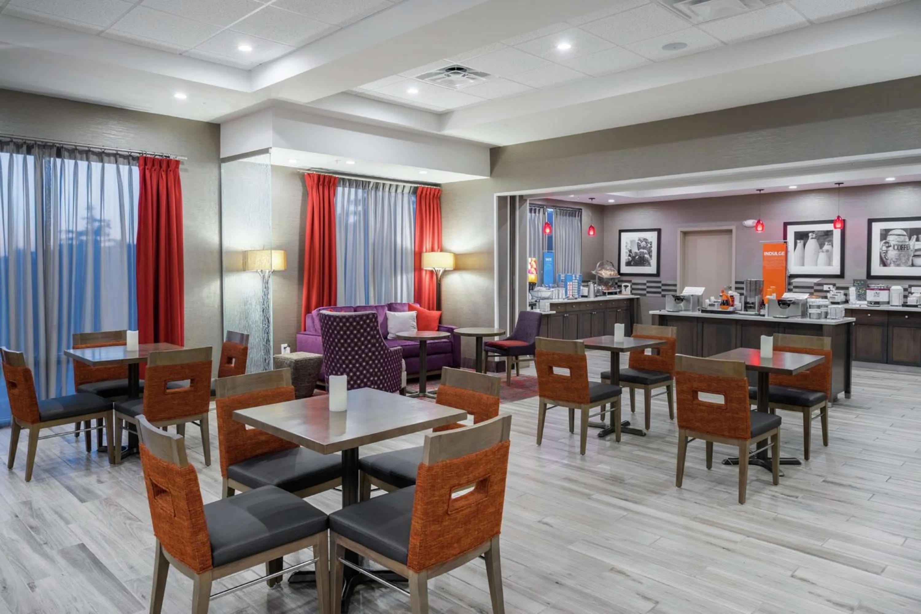 Dining area in Hampton Inn by Hilton Oxford, ME