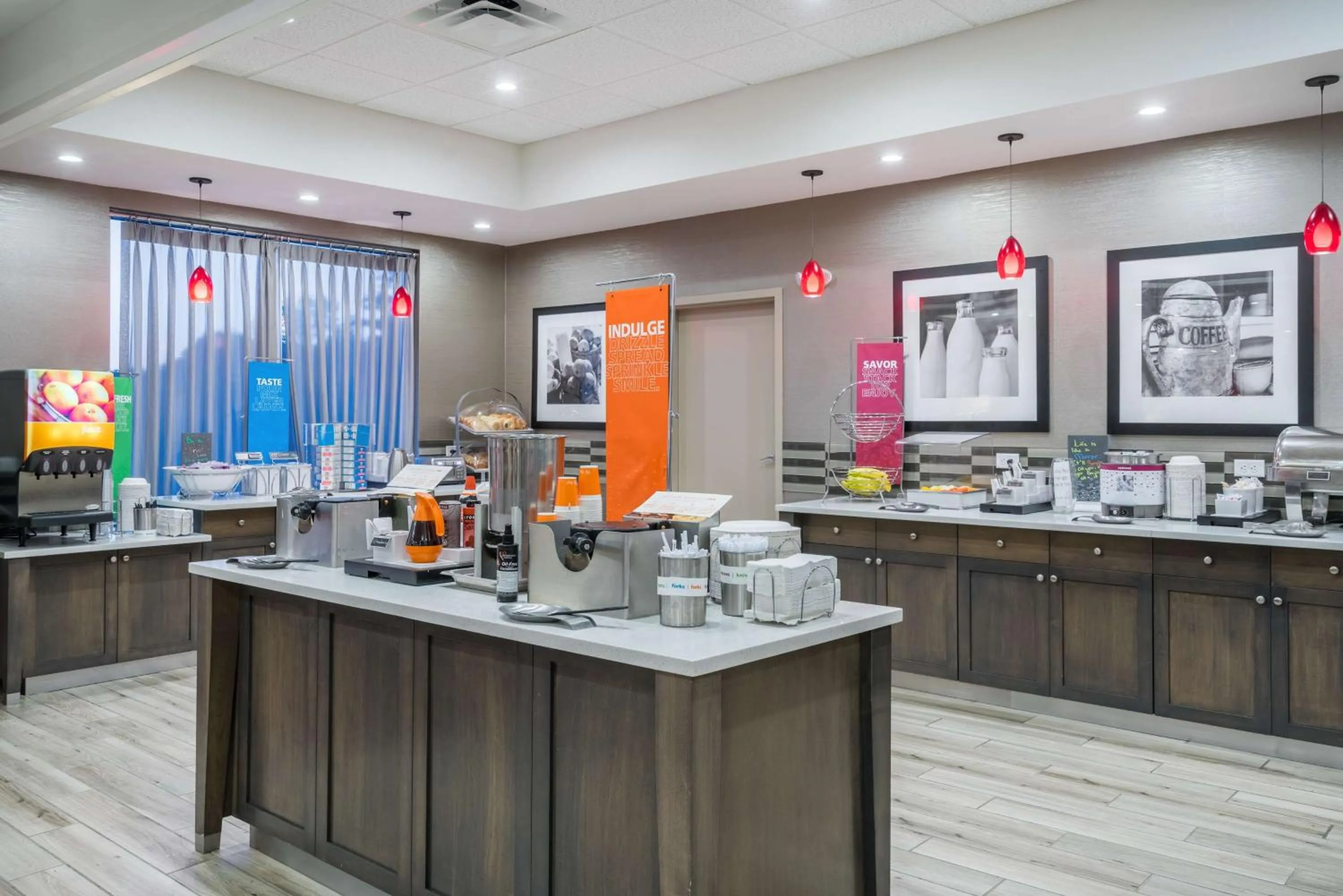 Dining area in Hampton Inn by Hilton Oxford, ME