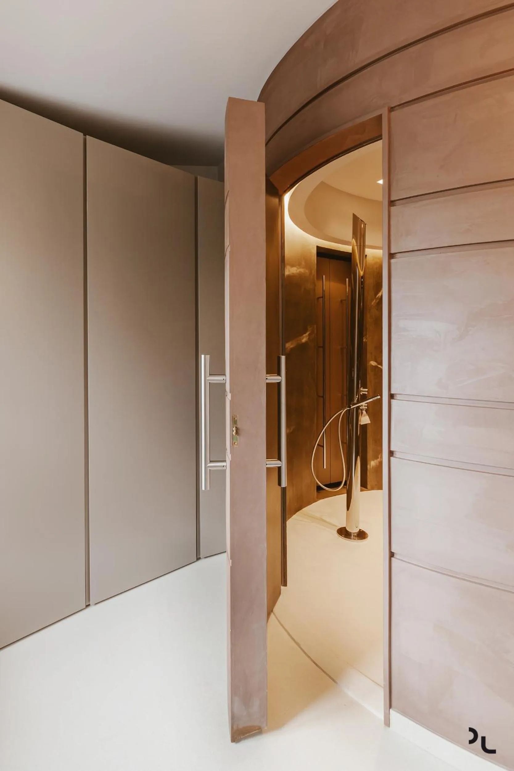 Shower in La Residenza del Monaco bianco