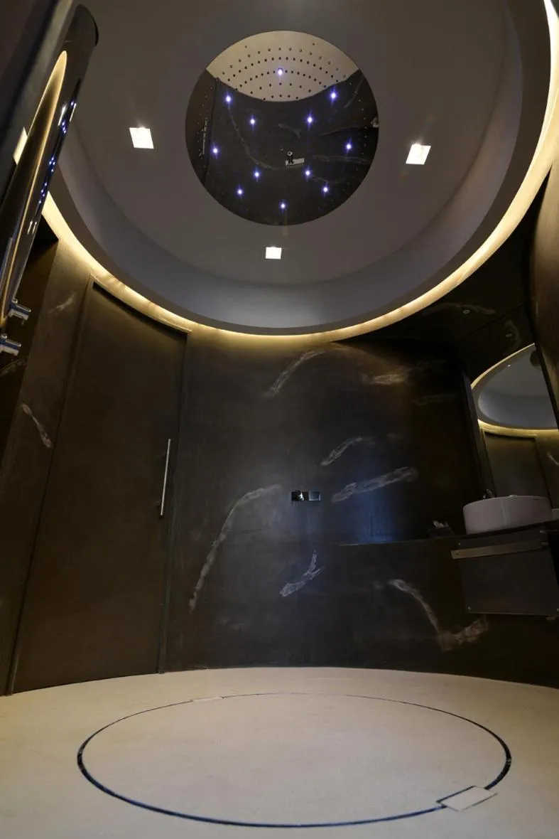 Shower in La Residenza del Monaco bianco