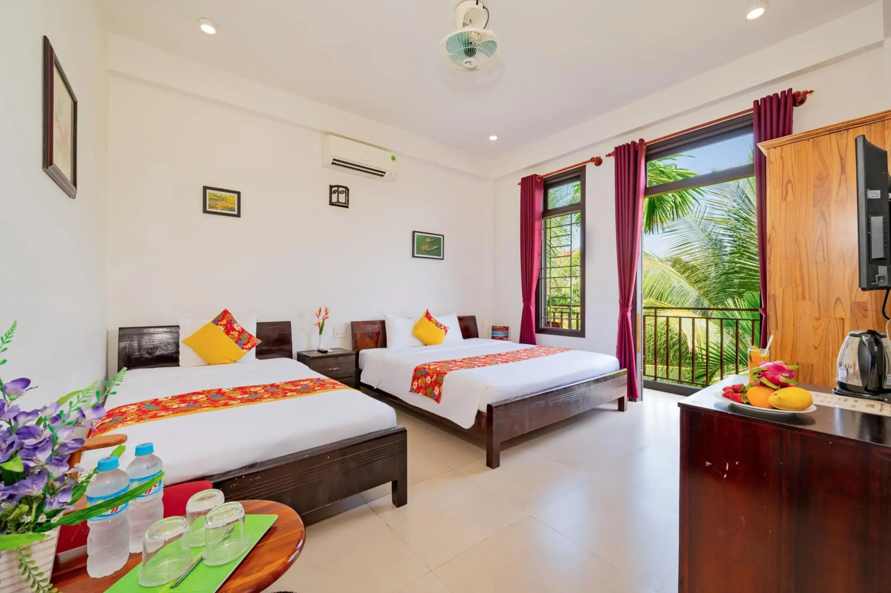 Double or Twin Room with Balcony in Quynh Chau Homestay Hội An Double or Twin Room with Balcony in Quynh Chau Homestay Hội An