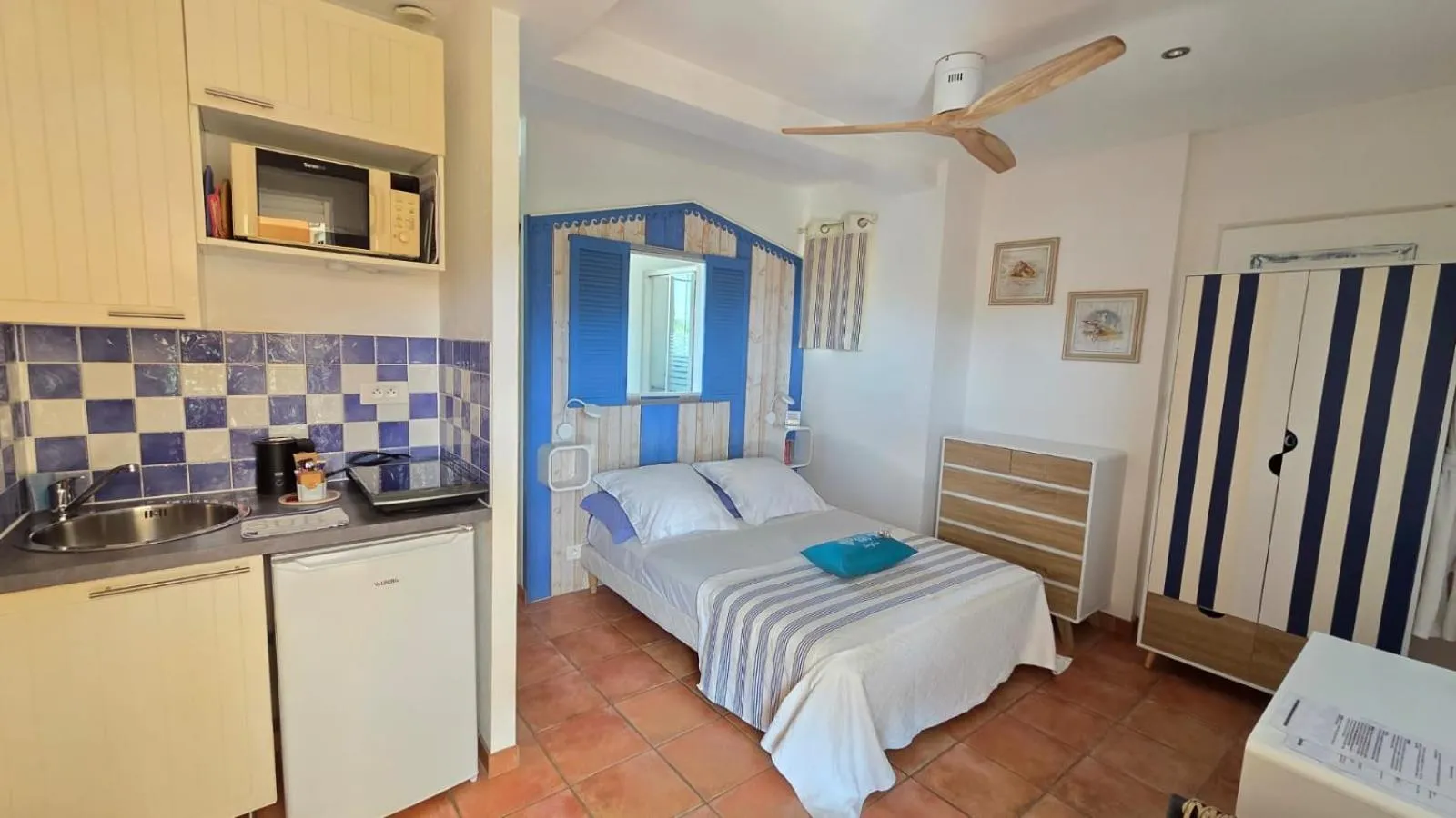 Photo of the whole room, Bed in la cigale sous l'olivier