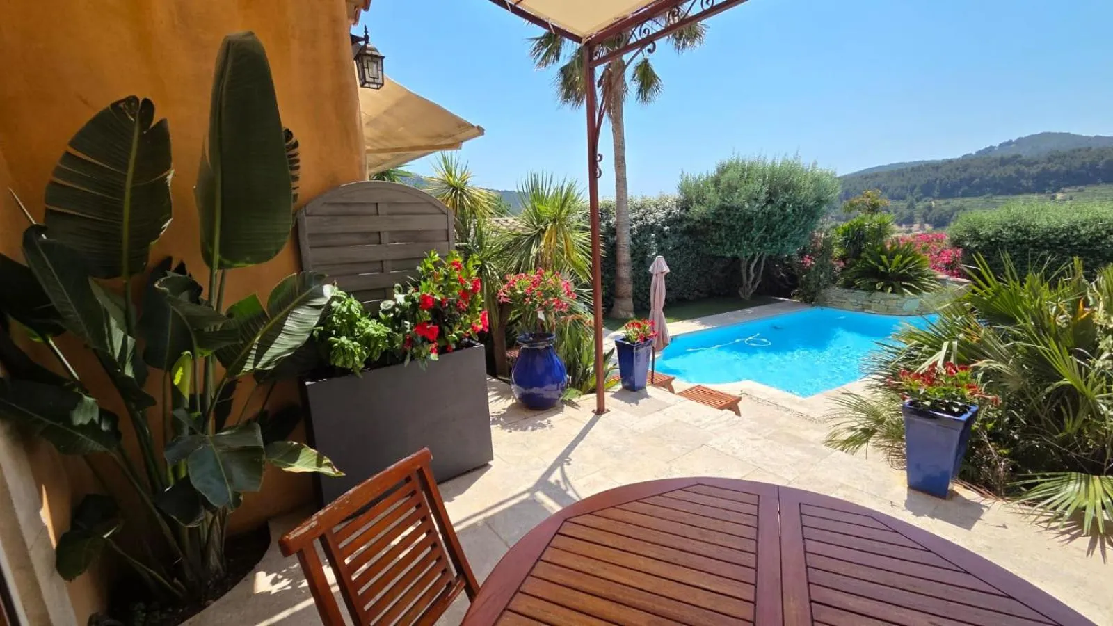 Patio in la cigale sous l'olivier