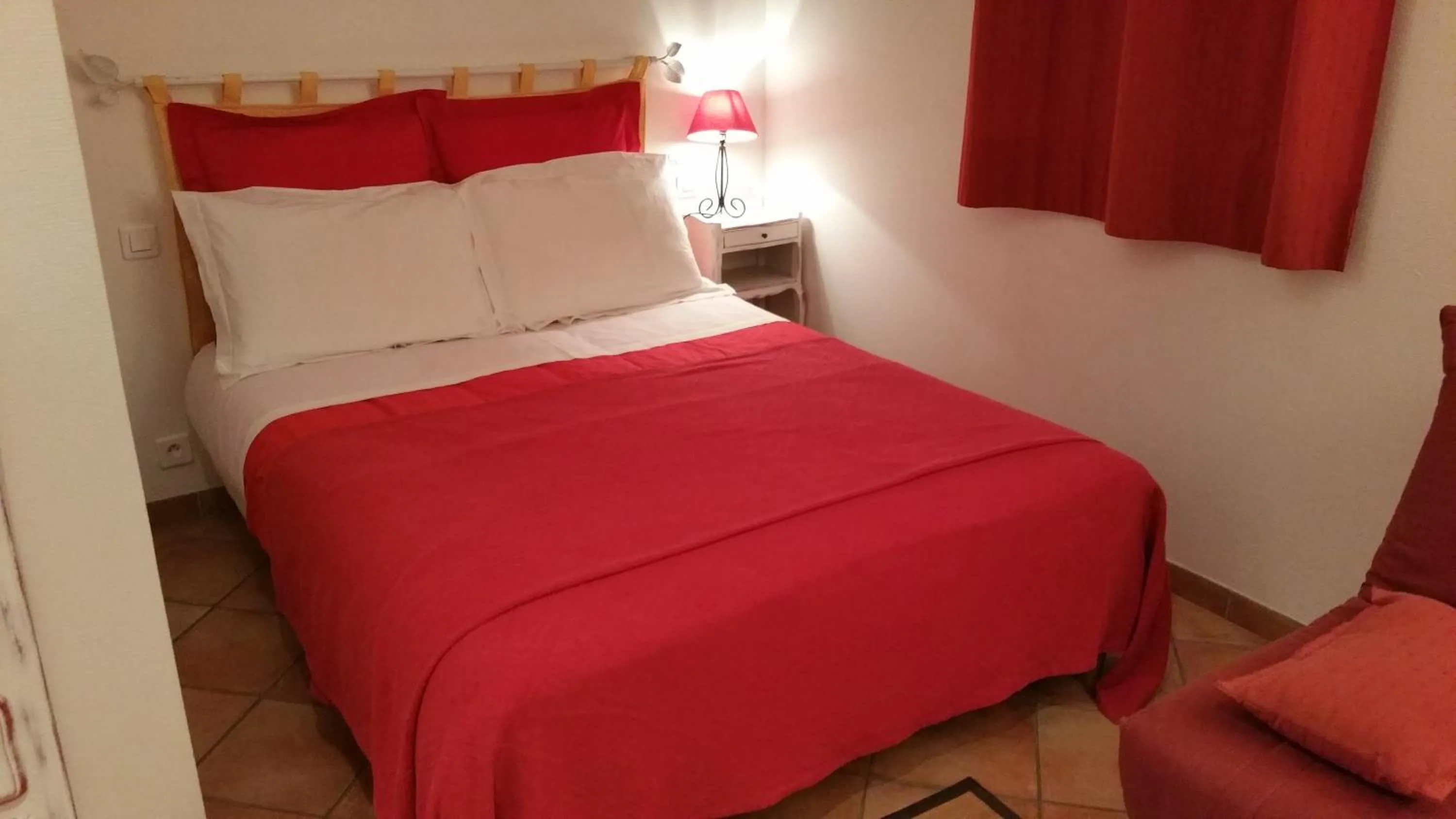 Bedroom, Bed in la cigale sous l'olivier