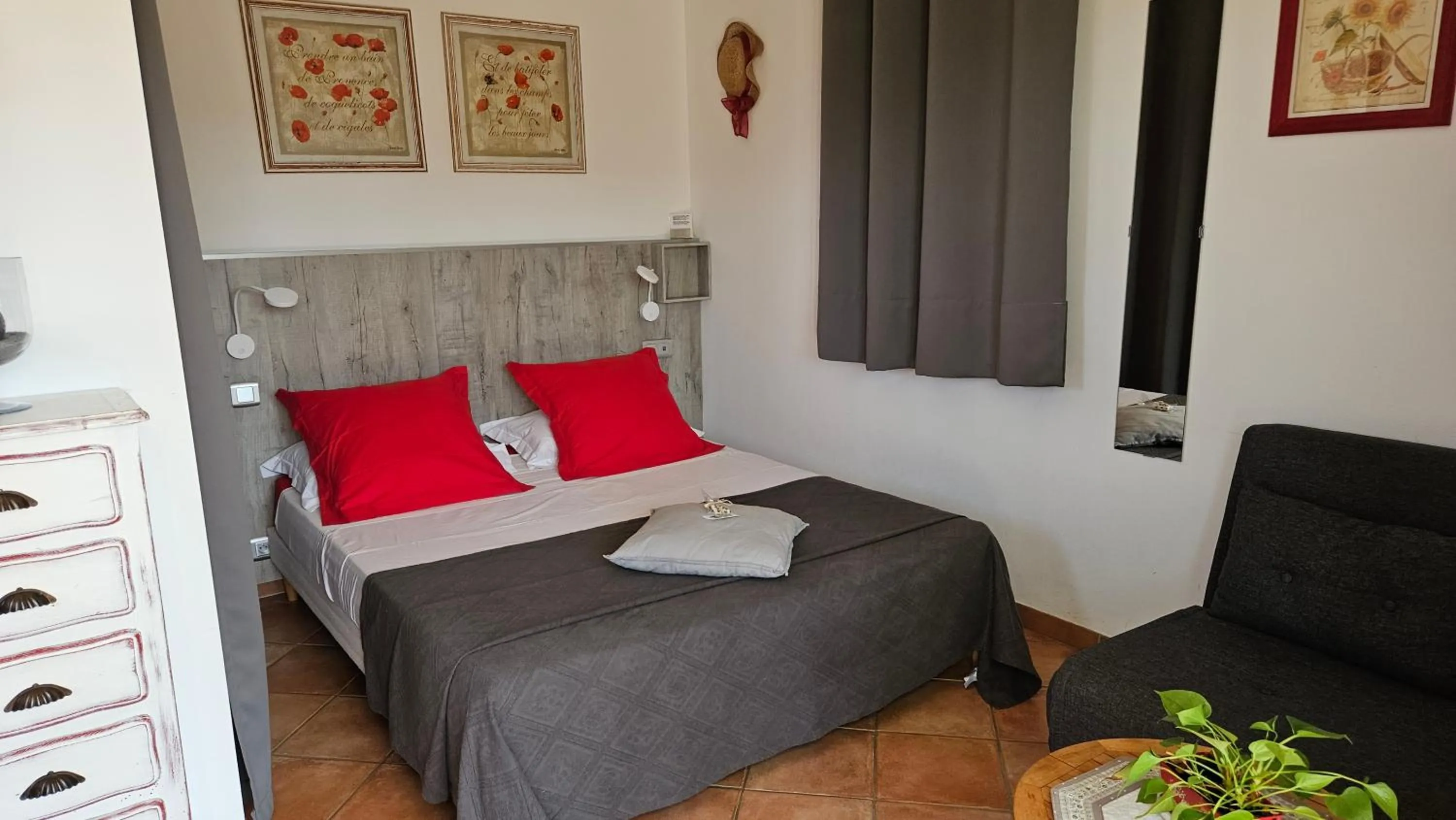 Bed in la cigale sous l'olivier