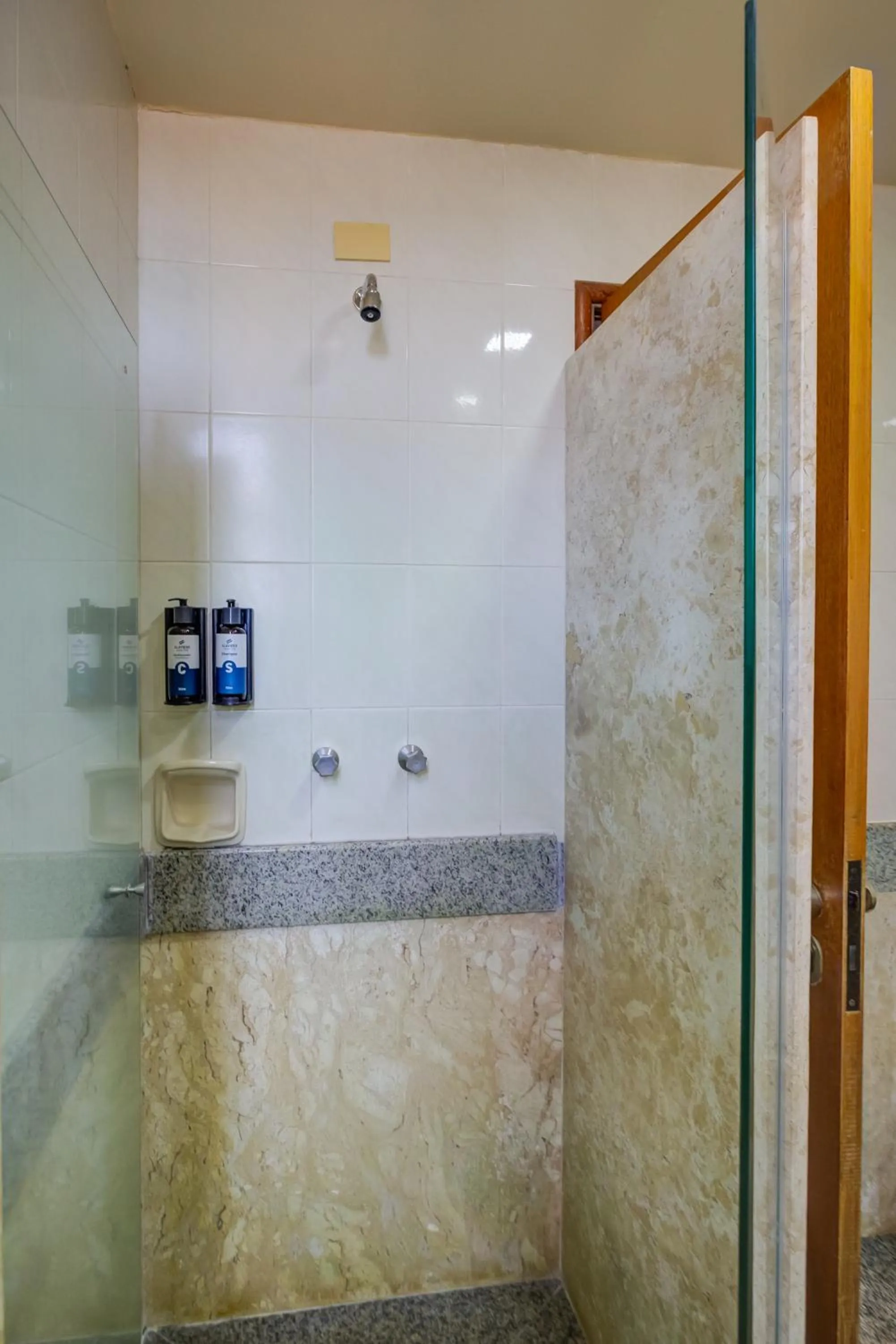 Shower in Slaviero Londrina Flat