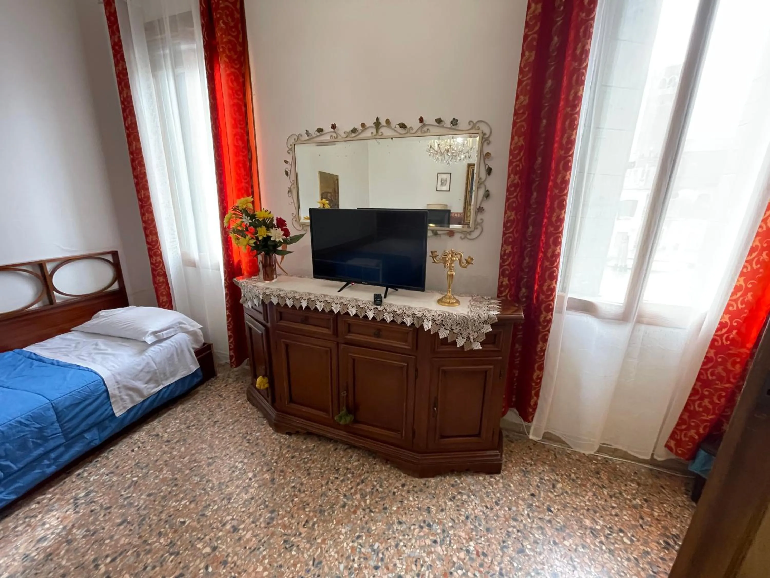 TV and multimedia, Bed in Princess Guest House Canal View