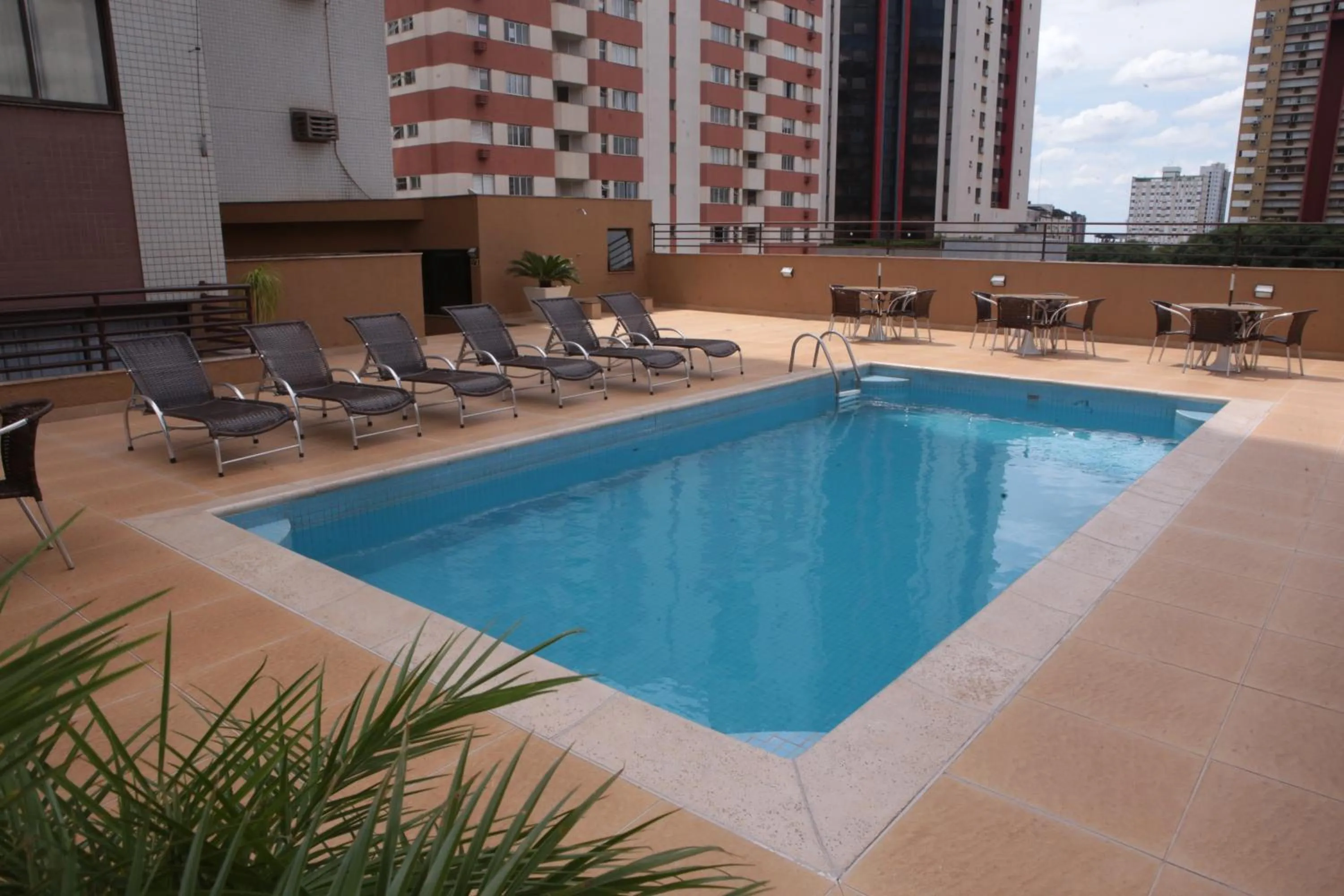 Swimming pool in Hotel Metrópole Maringá