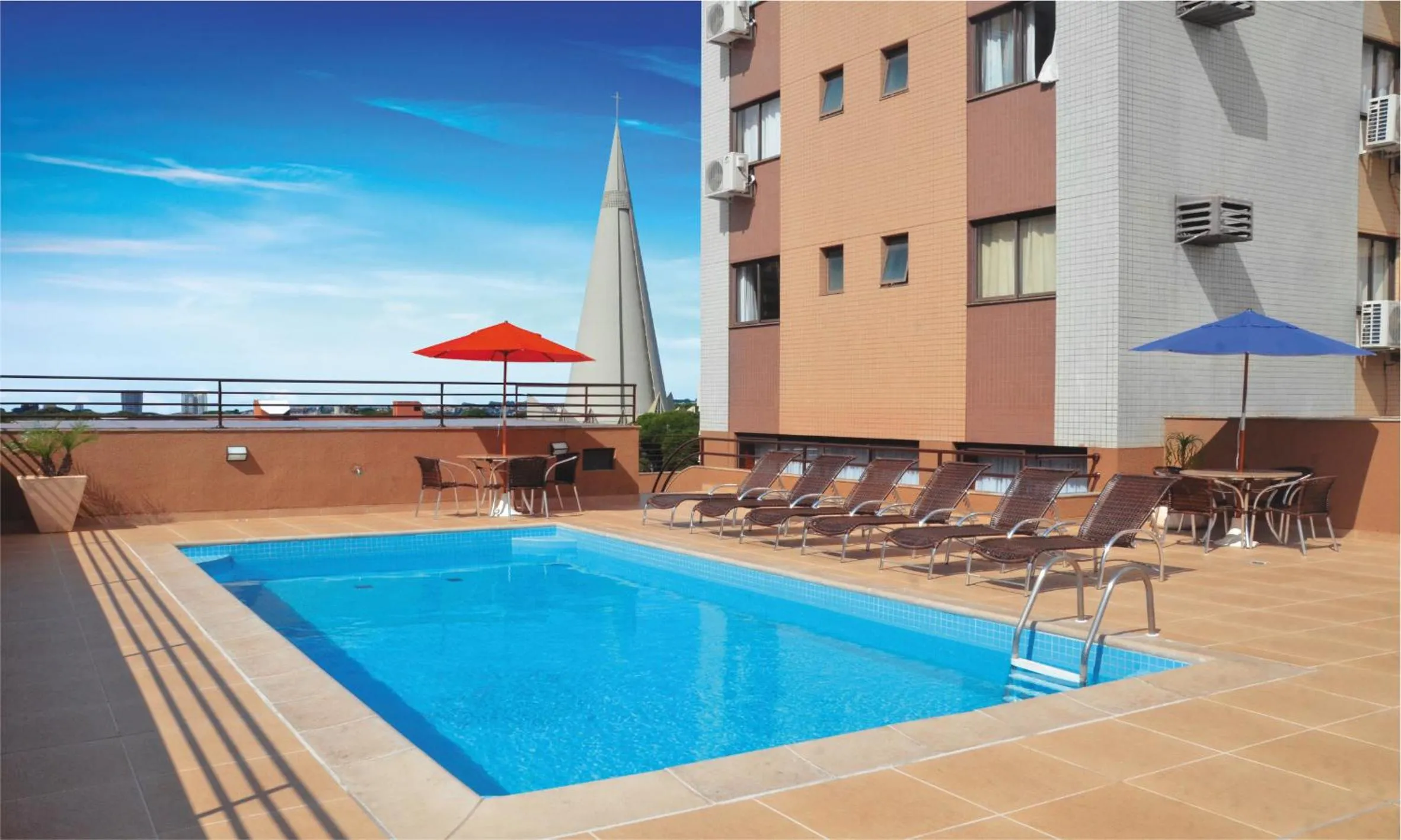 Swimming pool in Hotel Metrópole Maringá