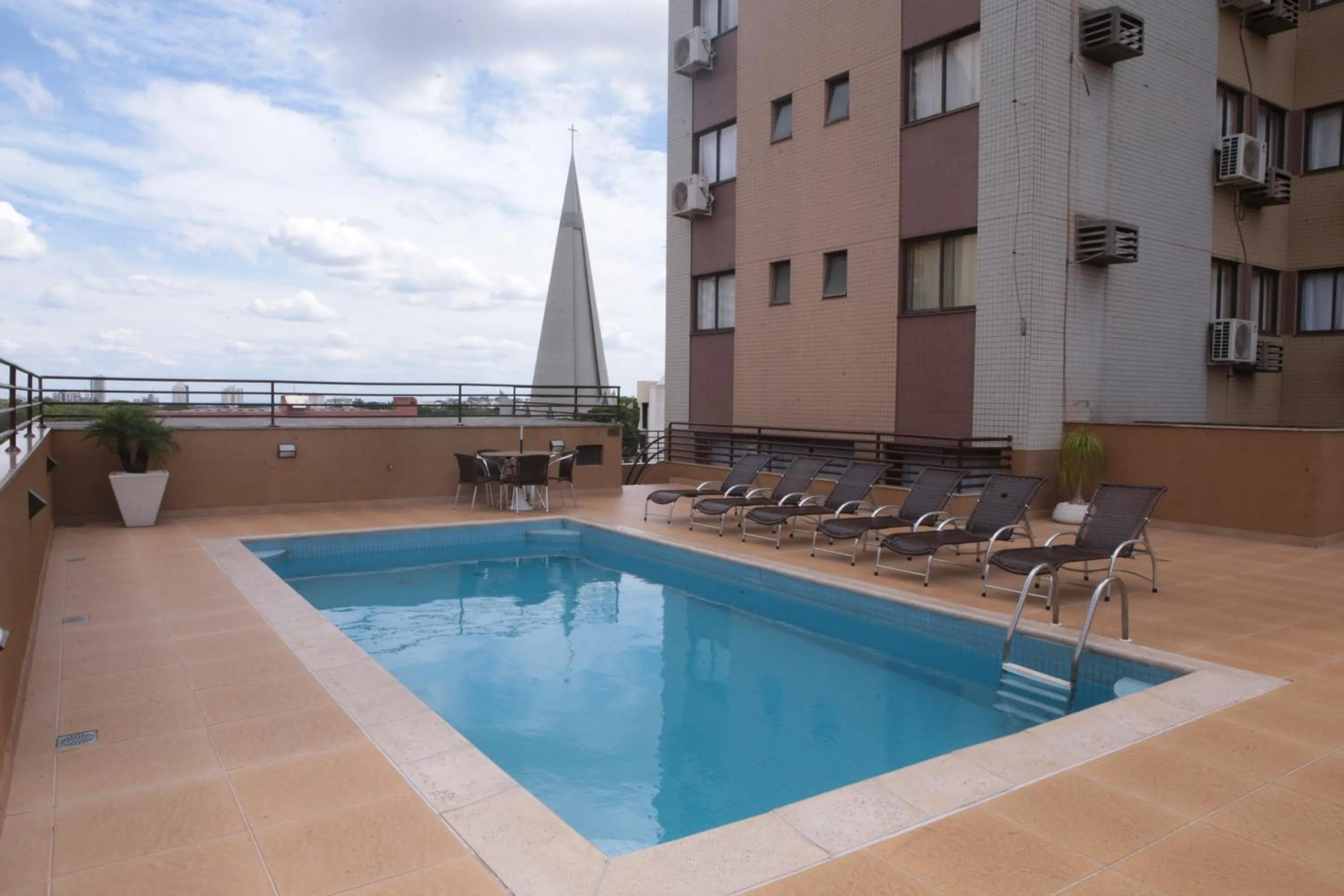 Swimming pool in Hotel Metrópole Maringá