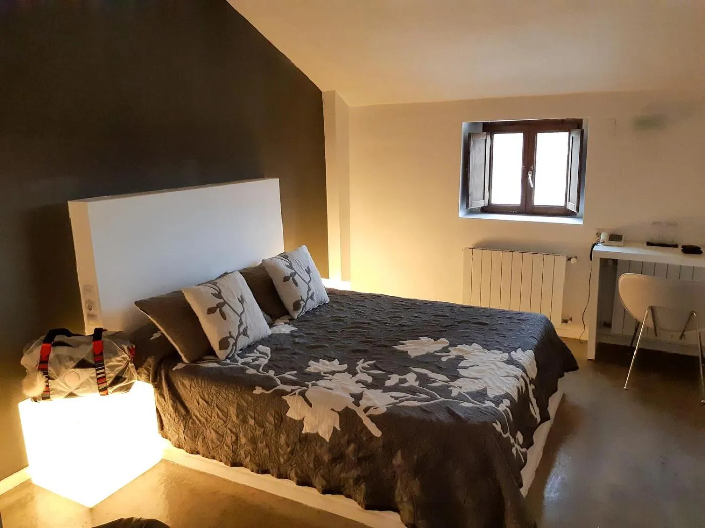 Shower, Bed in Hotel Raimblanc