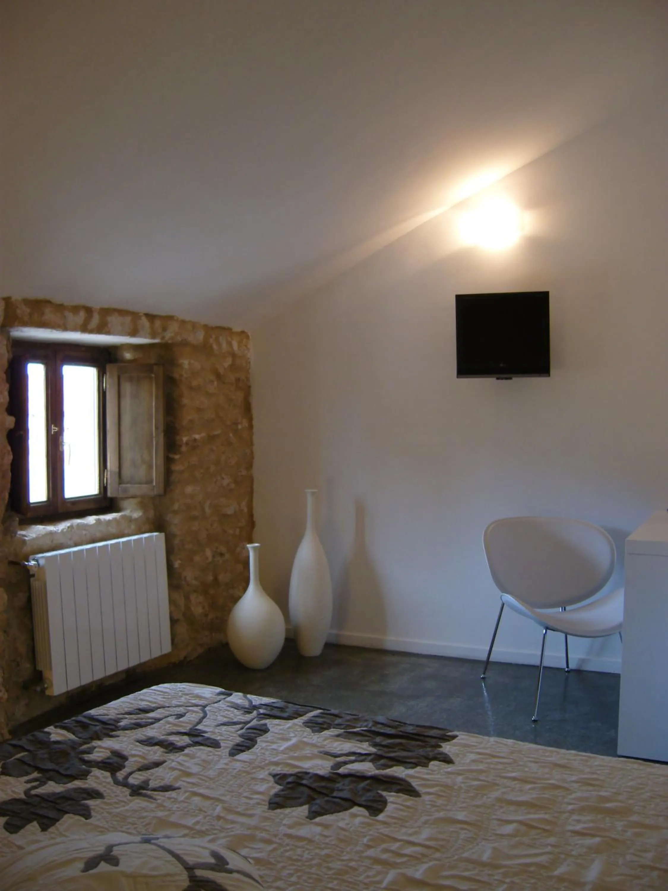 TV and multimedia, Bed in Hotel Raimblanc