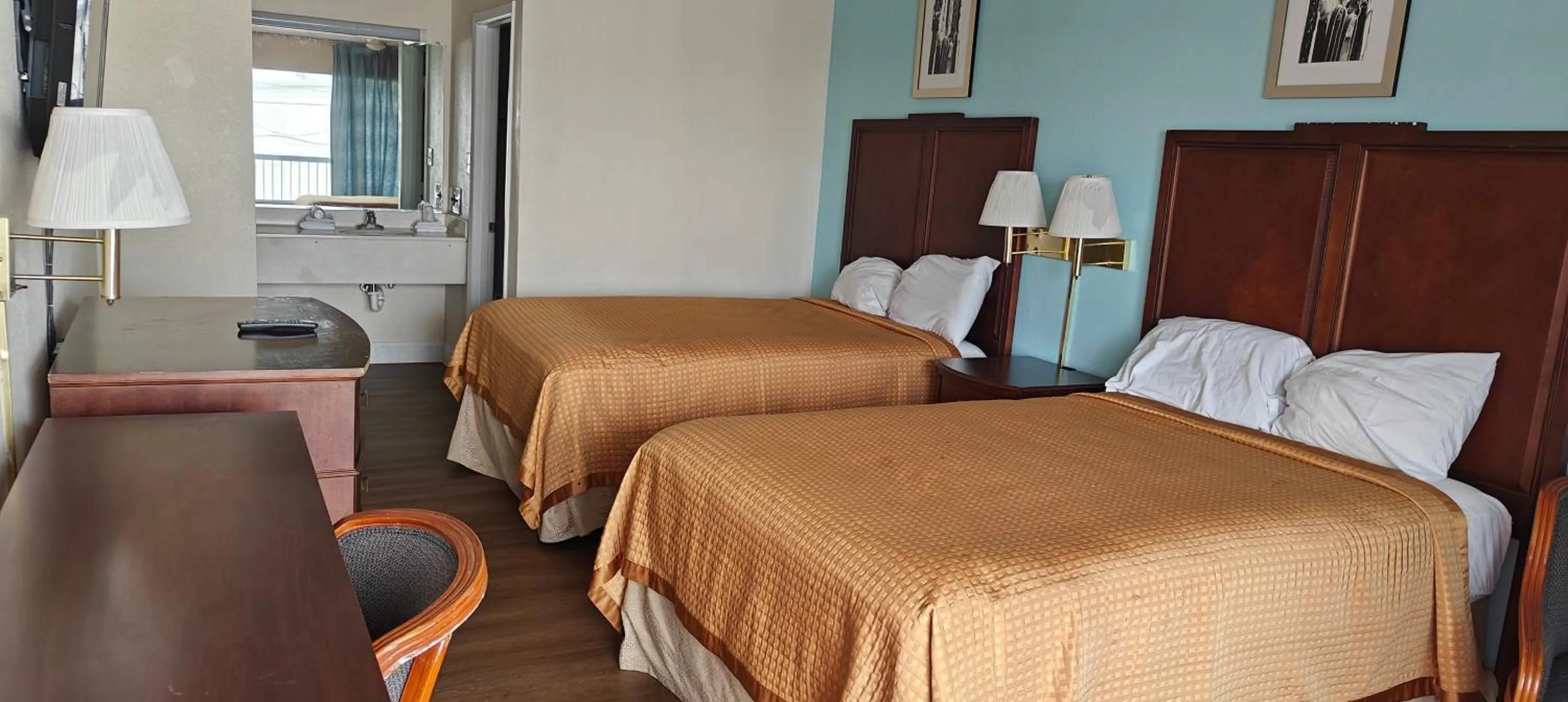 Bed in Countryside Inn Motel