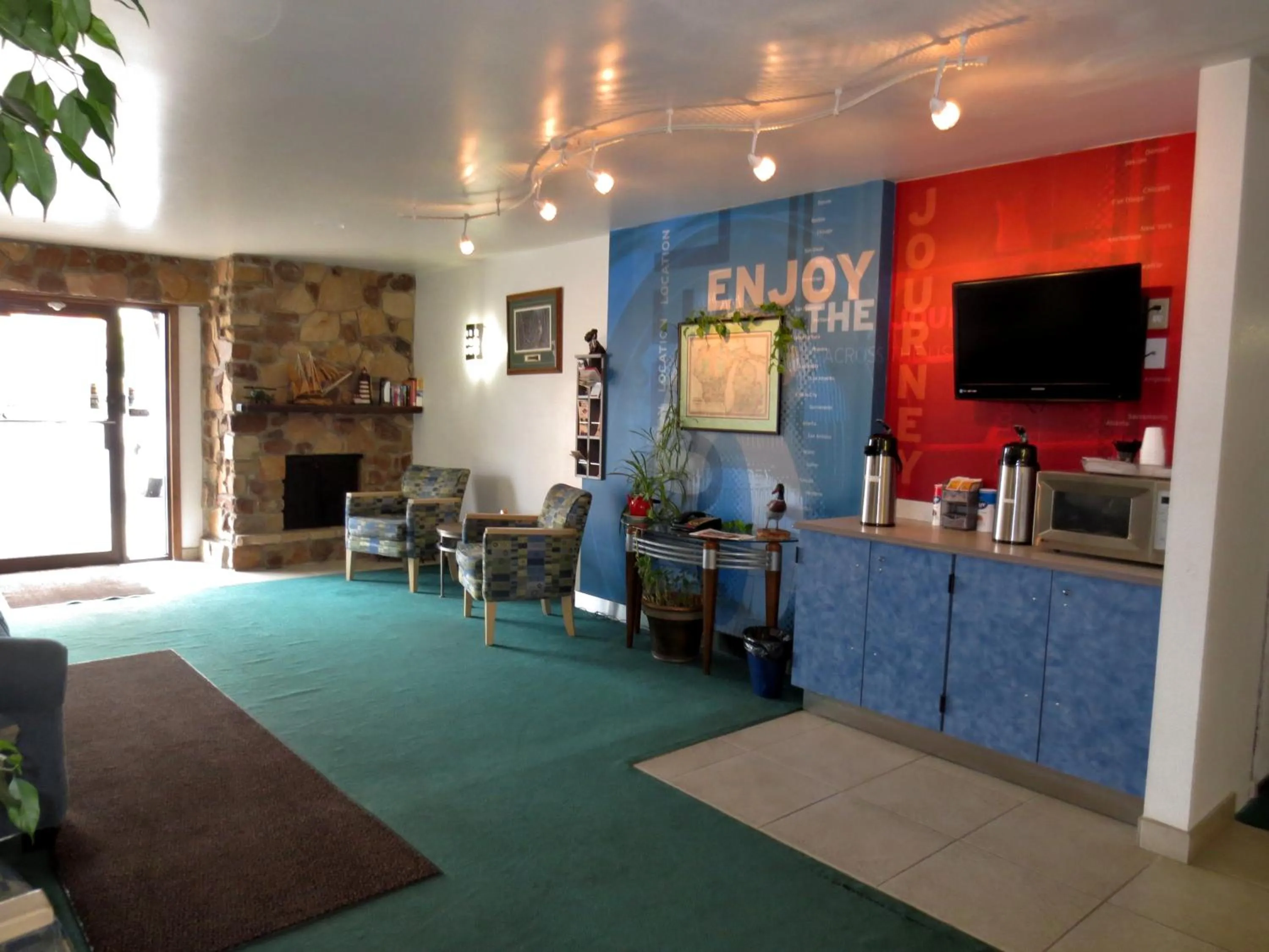 Lounge/Bar in Country Hearth Inn-Iron Mountain