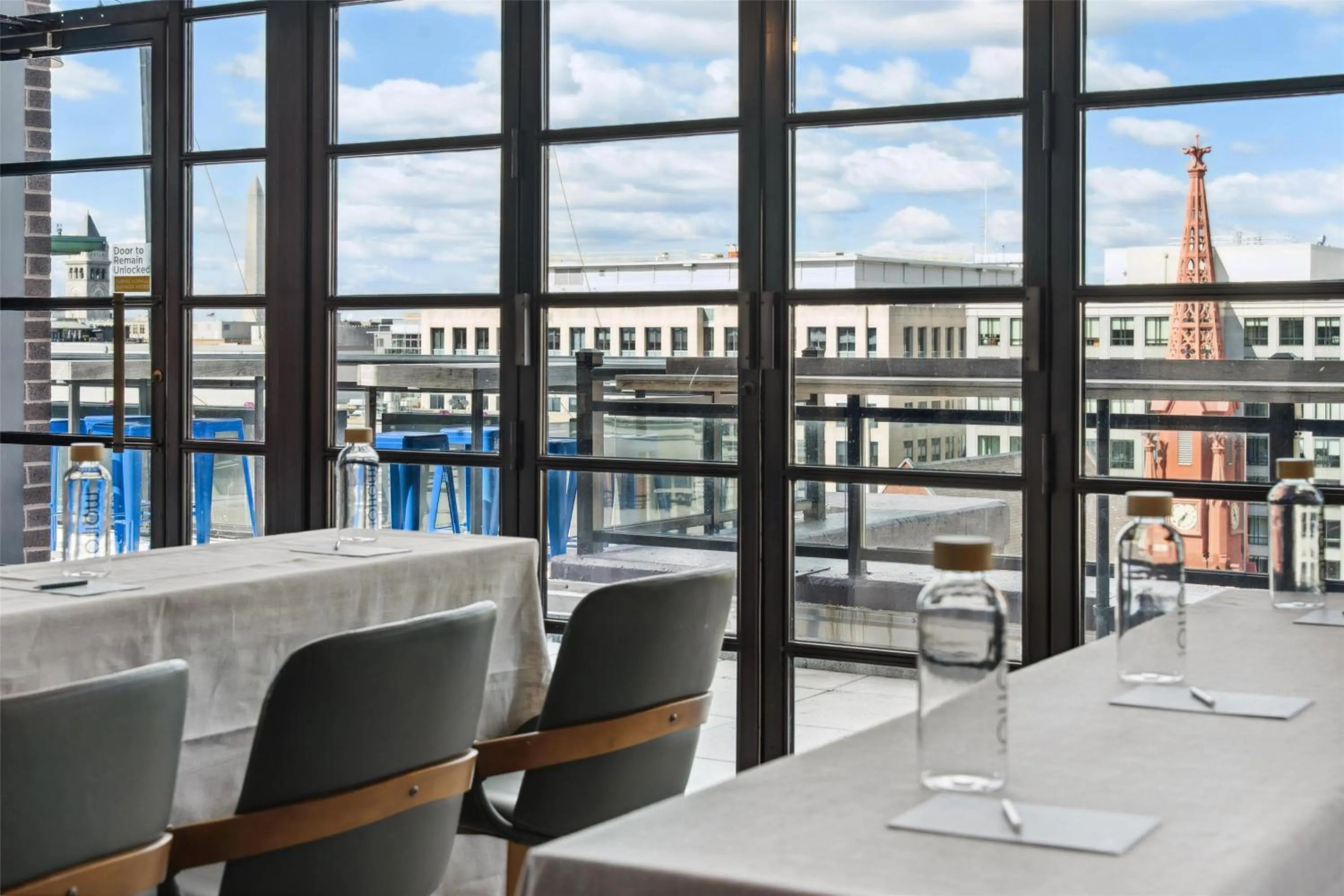 Lounge or bar in Motto by Hilton Washington DC City Center