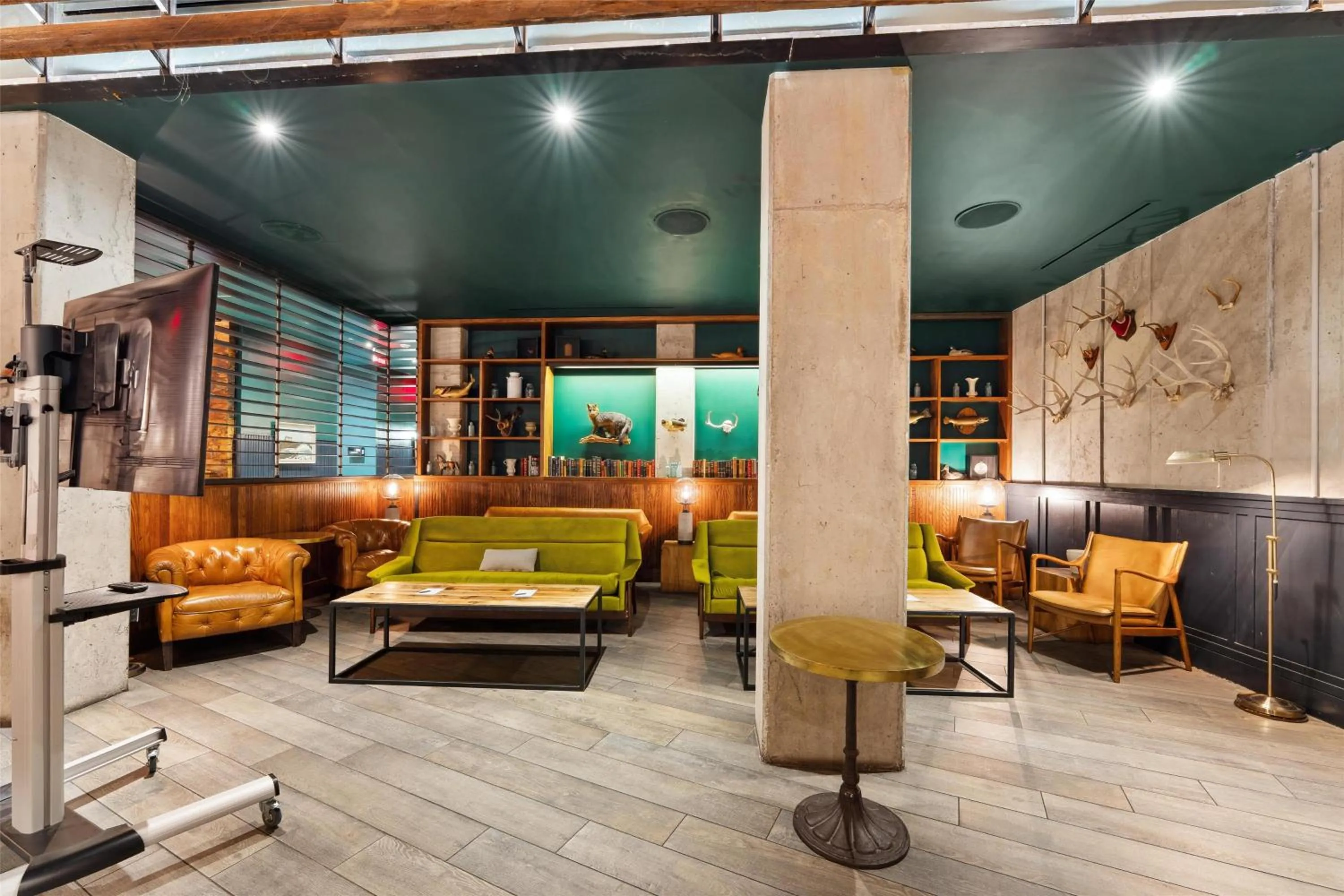 Lounge or bar in Motto by Hilton Washington DC City Center