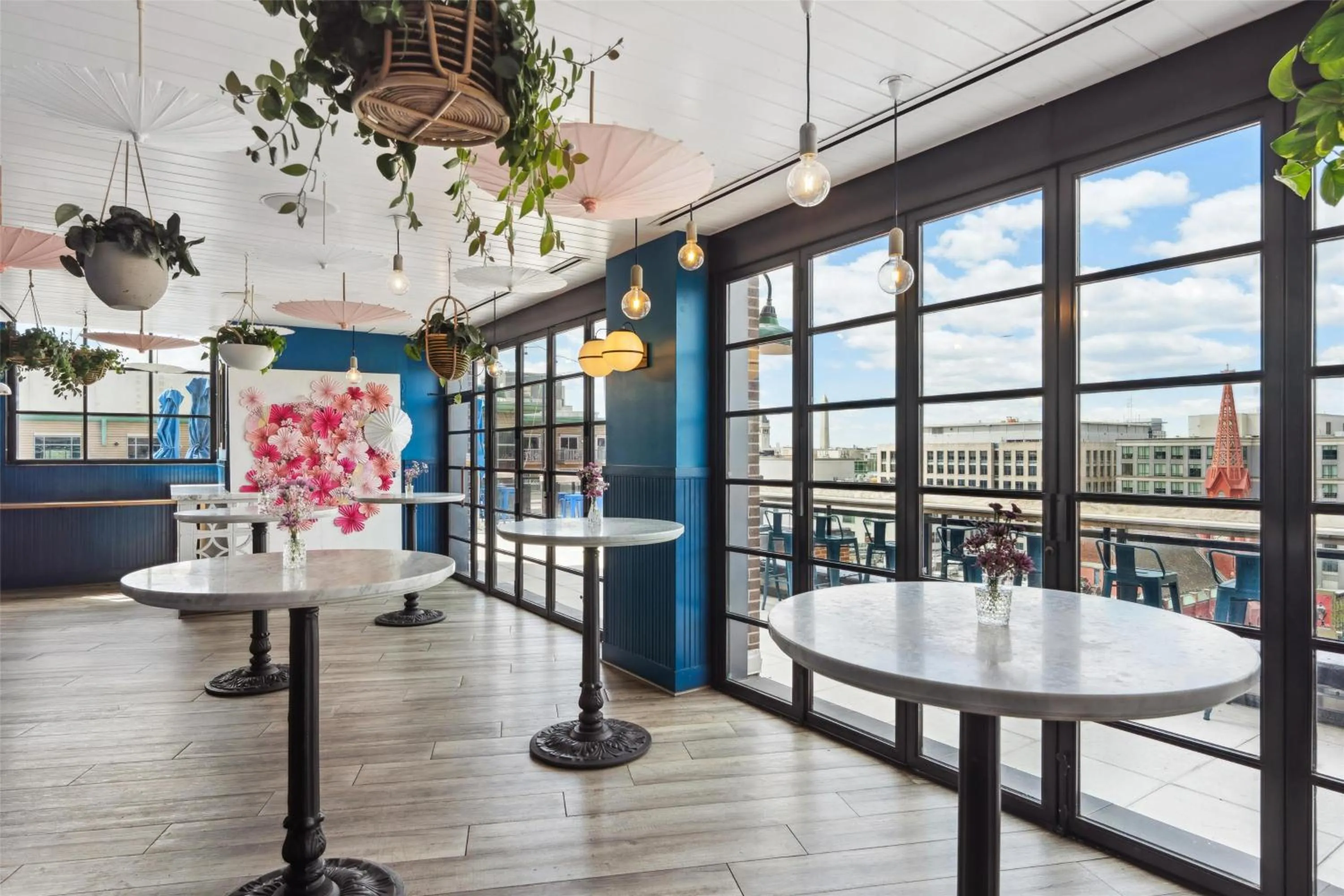 Lounge or bar in Motto by Hilton Washington DC City Center