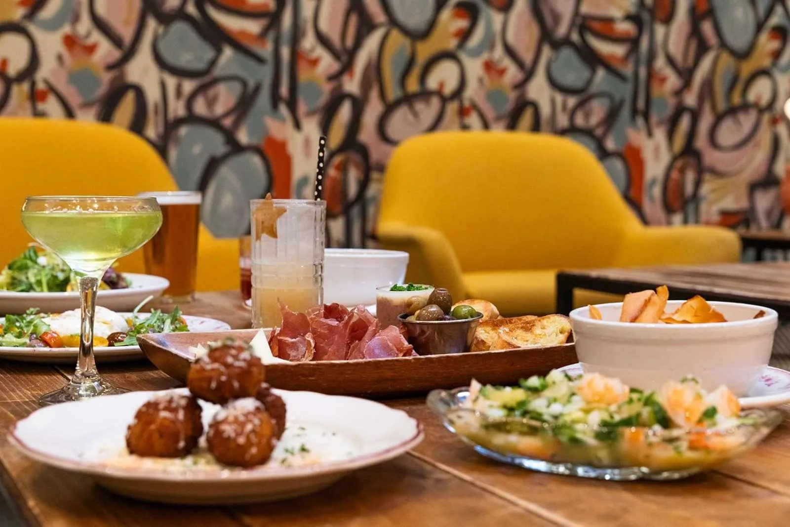 Lounge or bar in Motto by Hilton Washington DC City Center