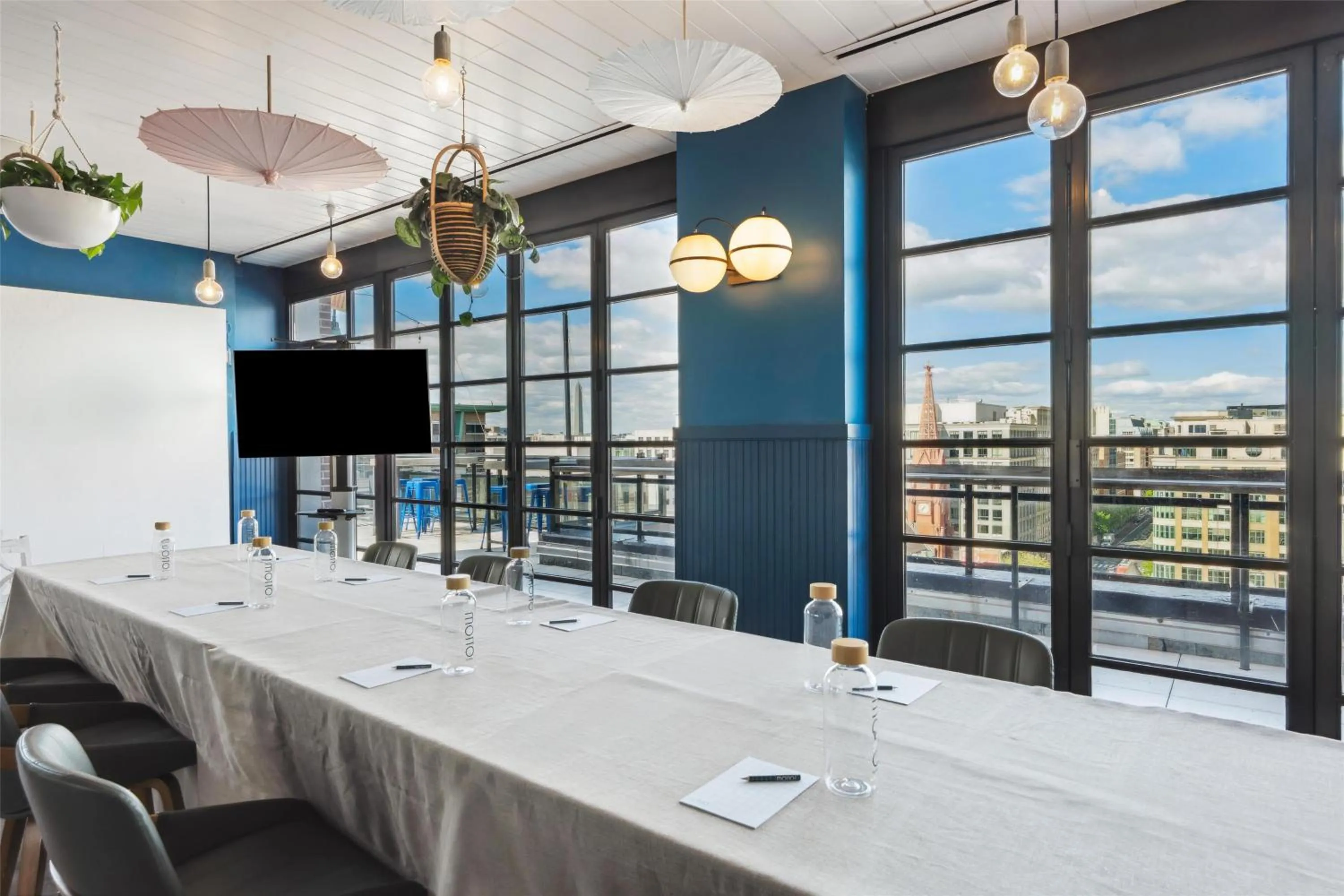 Lounge or bar in Motto by Hilton Washington DC City Center