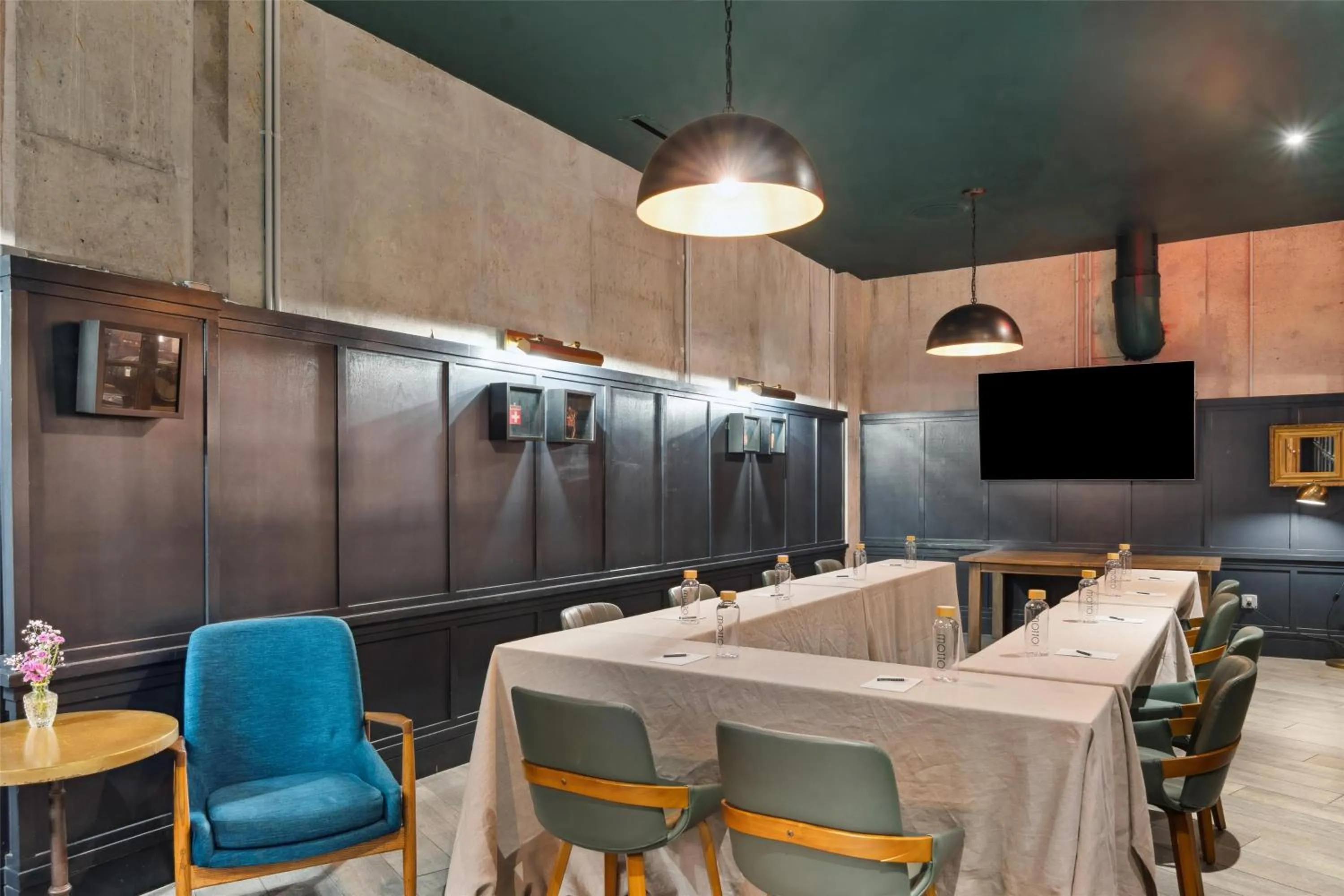 Lounge or bar in Motto by Hilton Washington DC City Center