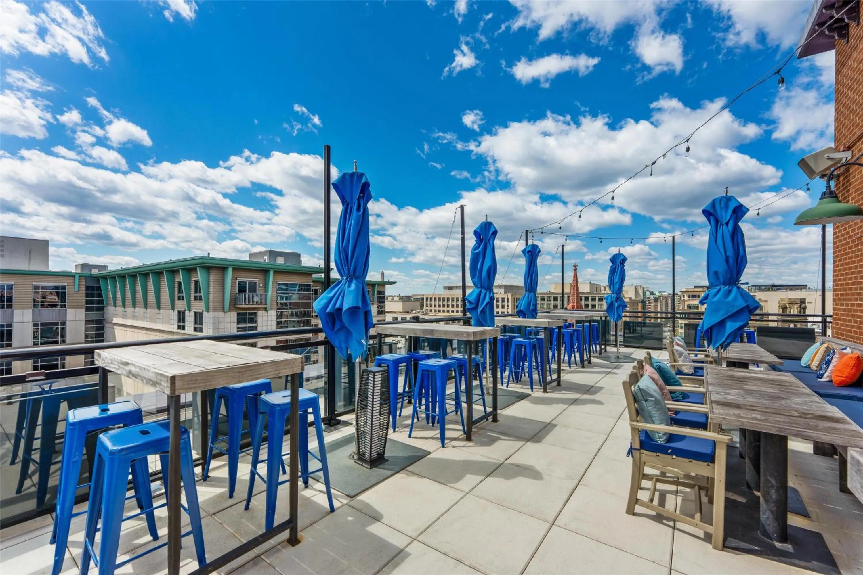 Lounge or bar in Motto by Hilton Washington DC City Center