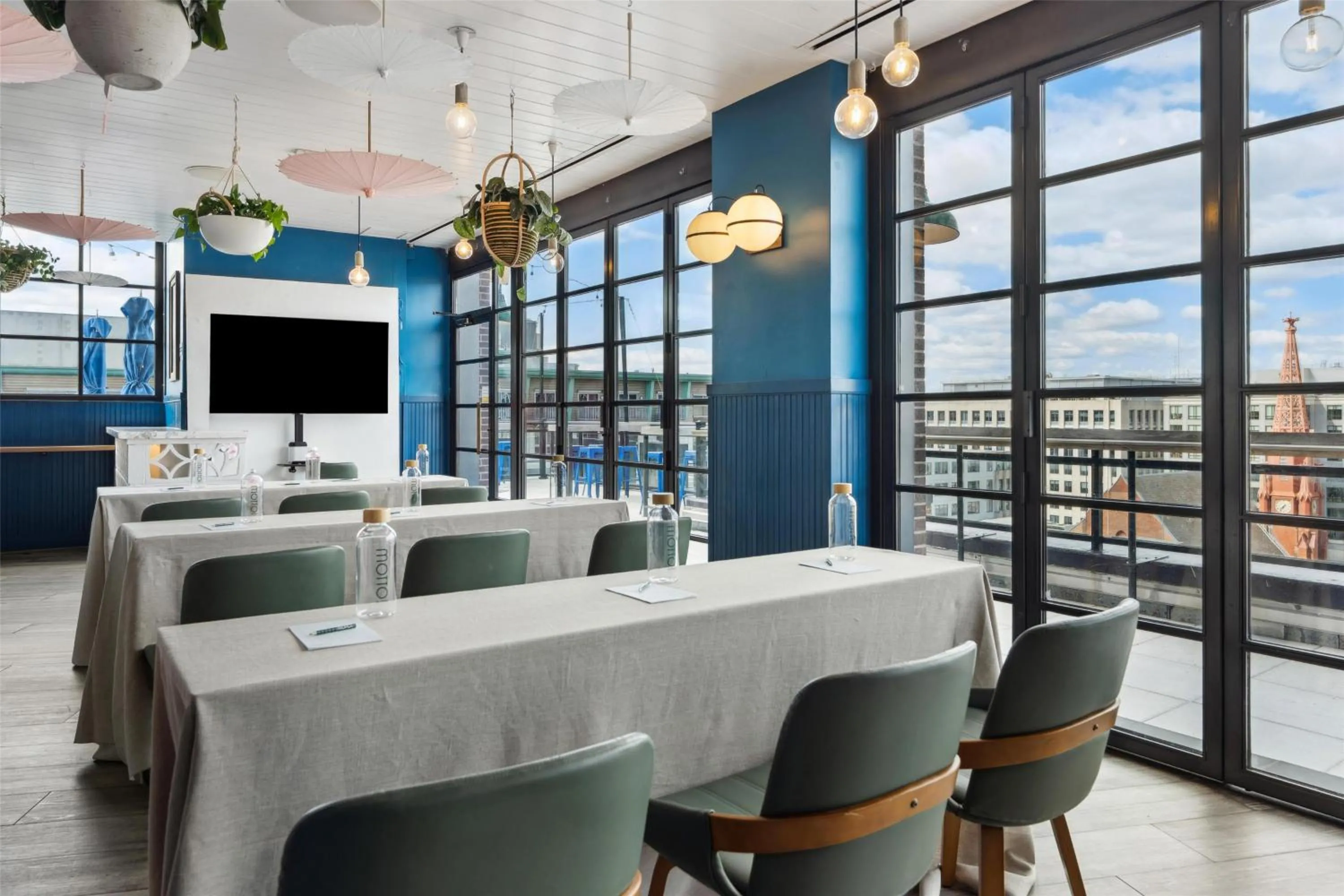 Lounge or bar in Motto by Hilton Washington DC City Center