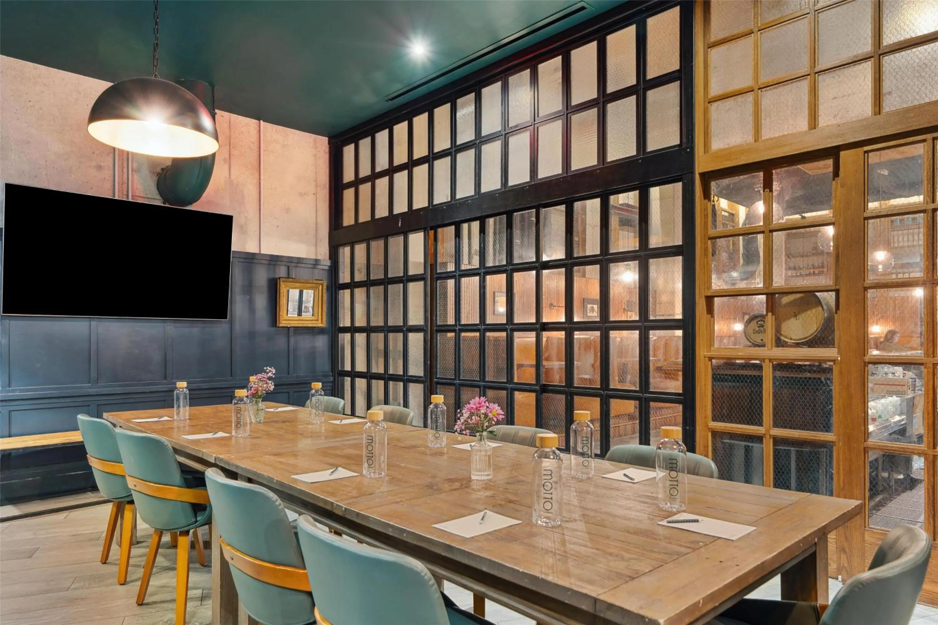 Lounge or bar in Motto by Hilton Washington DC City Center