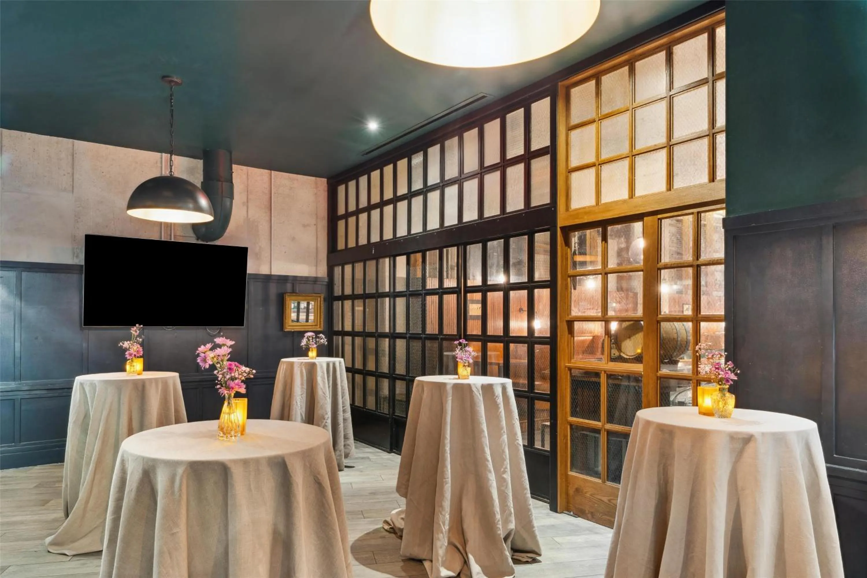 Lounge or bar in Motto by Hilton Washington DC City Center