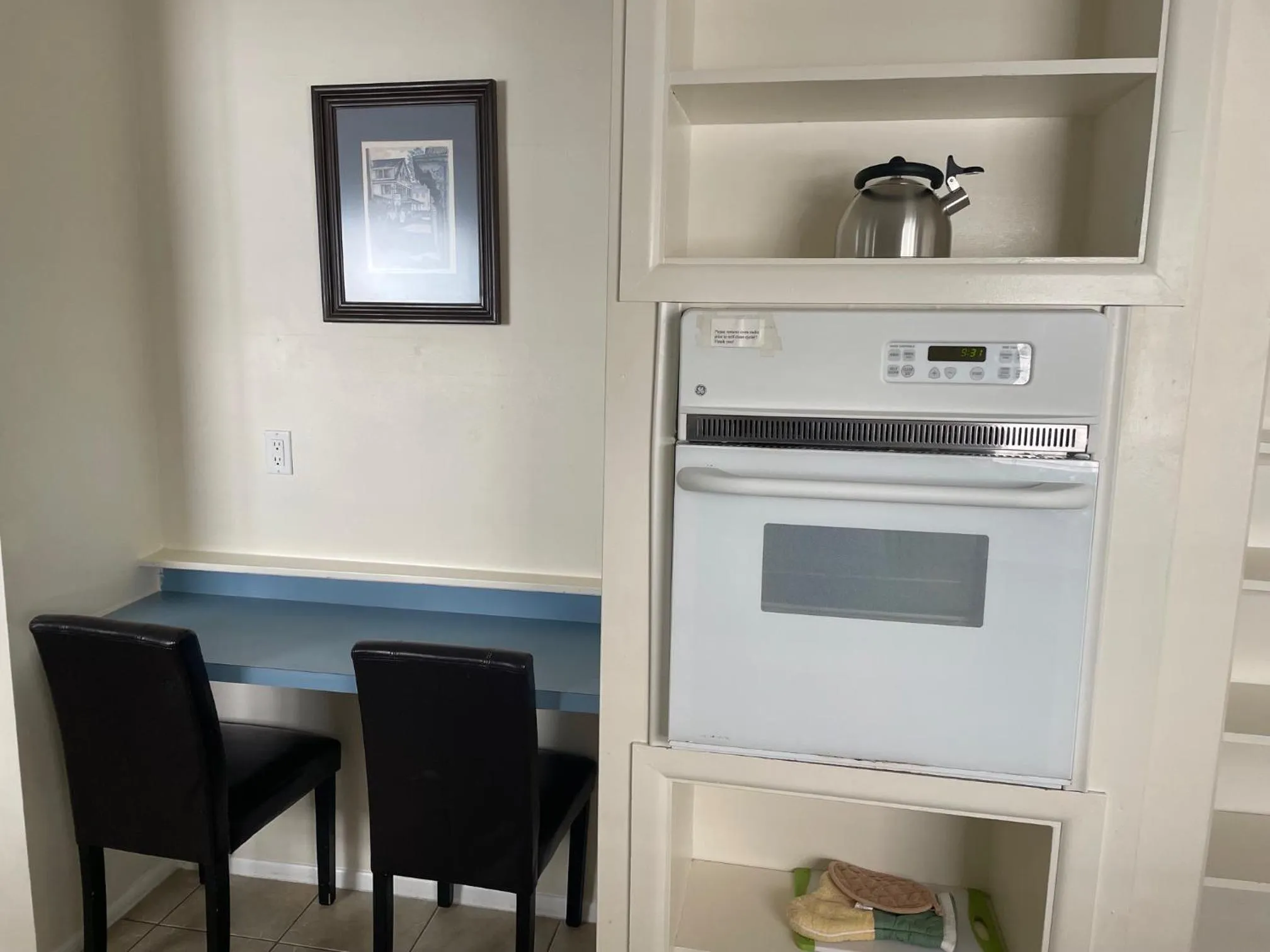 Kitchen or kitchenette in Venice Beach Villas