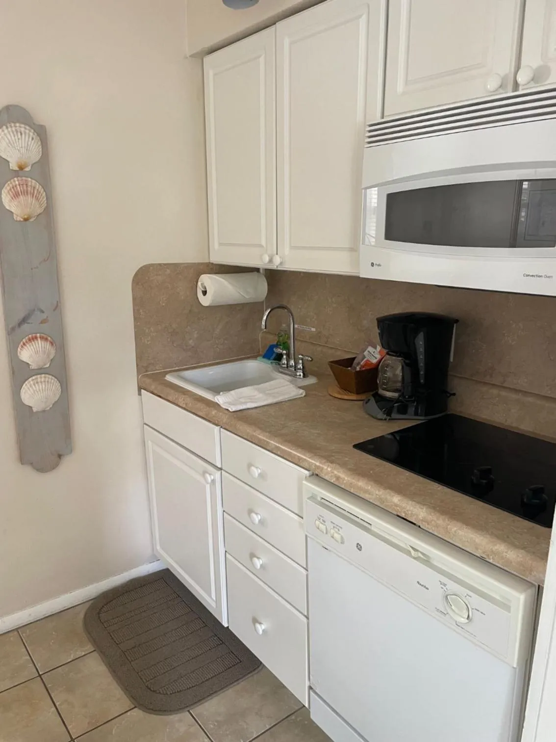 Kitchen or kitchenette in Venice Beach Villas