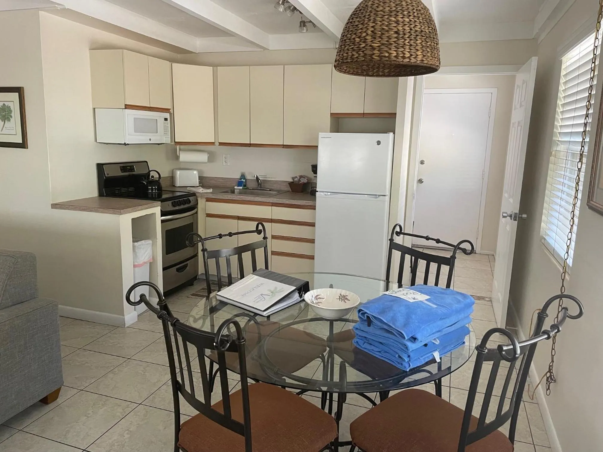 Dining area in Venice Beach Villas