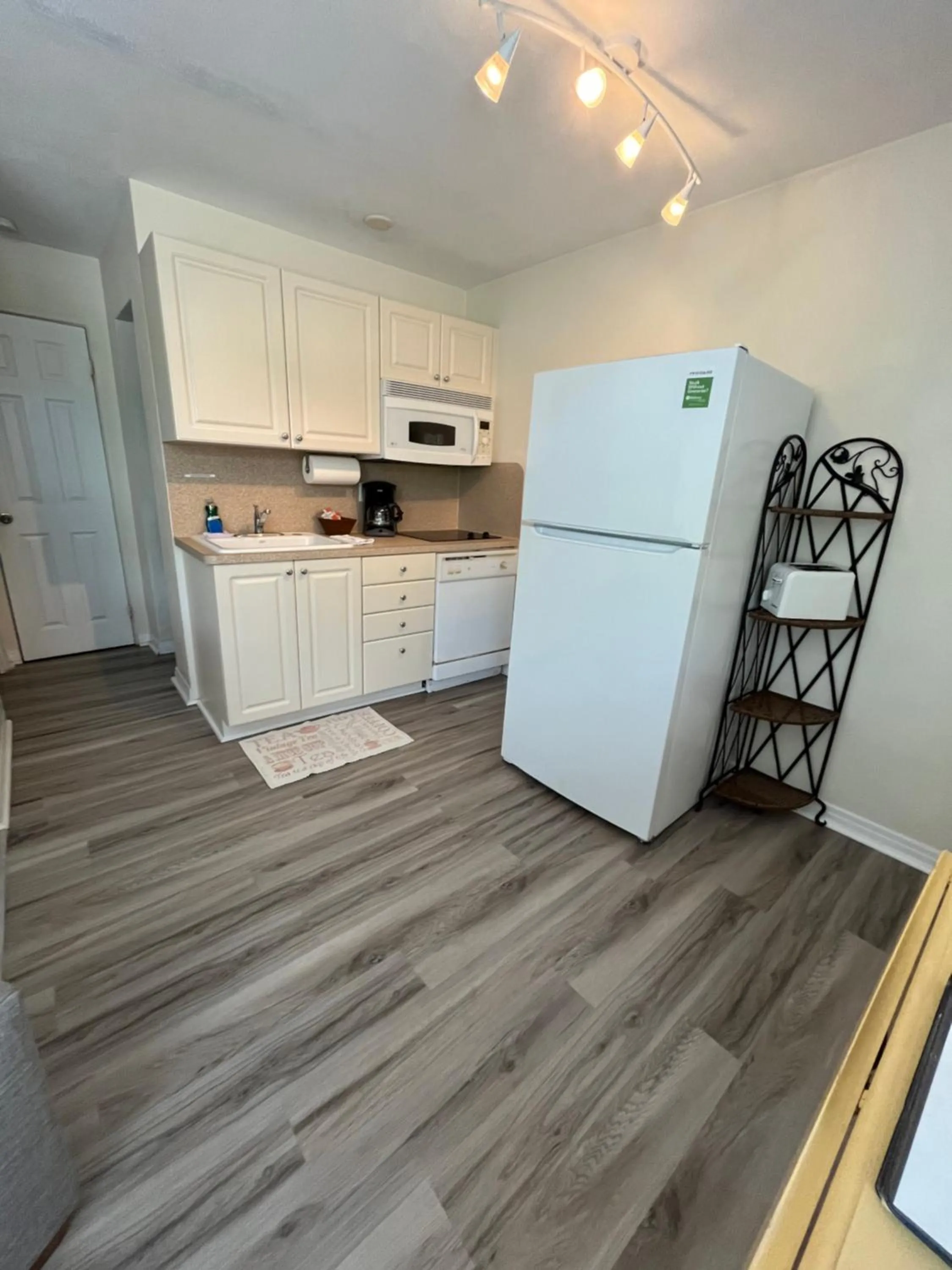 Kitchen or kitchenette in Venice Beach Villas