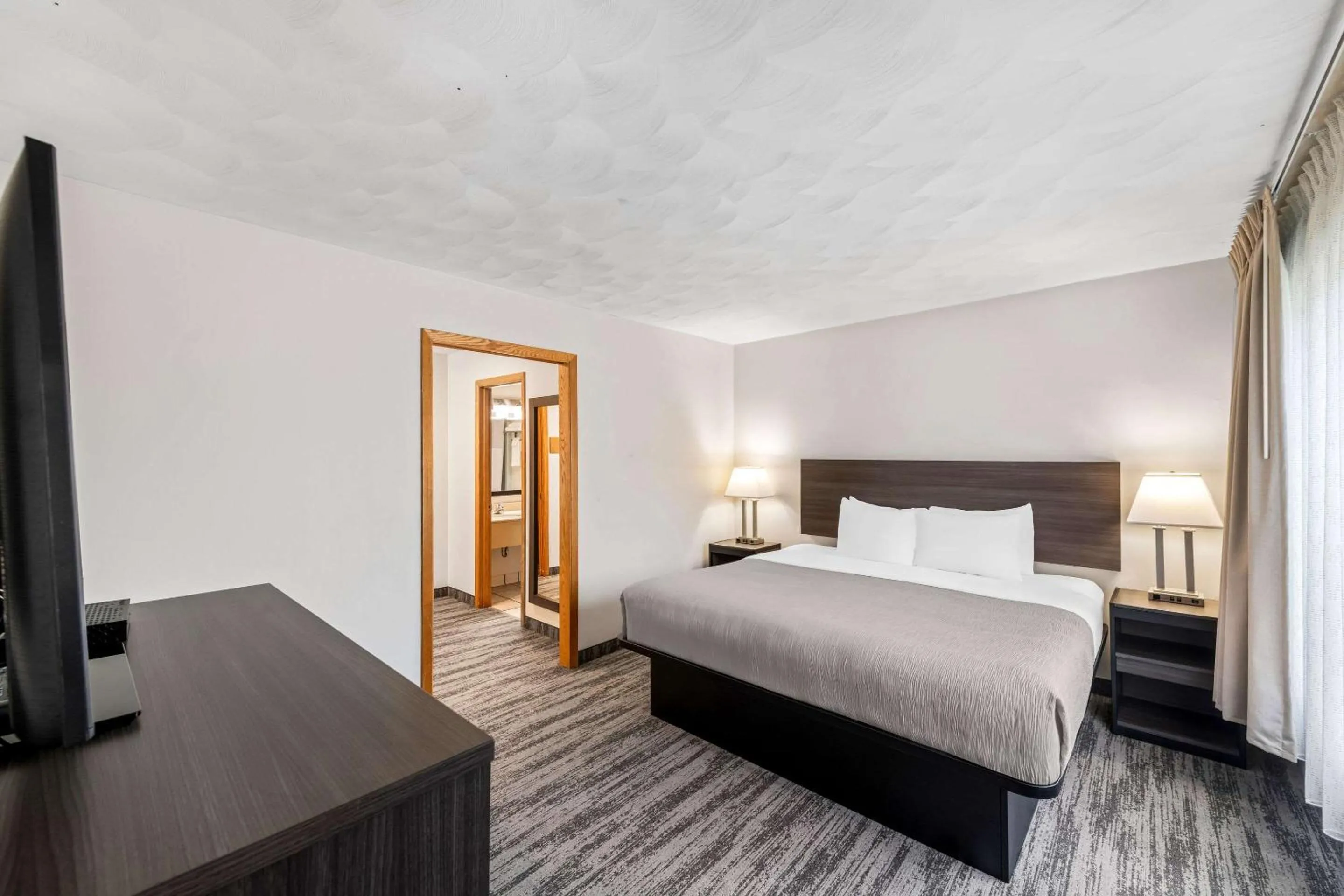 Bedroom, Bed in Quality Inn & Suites Munising