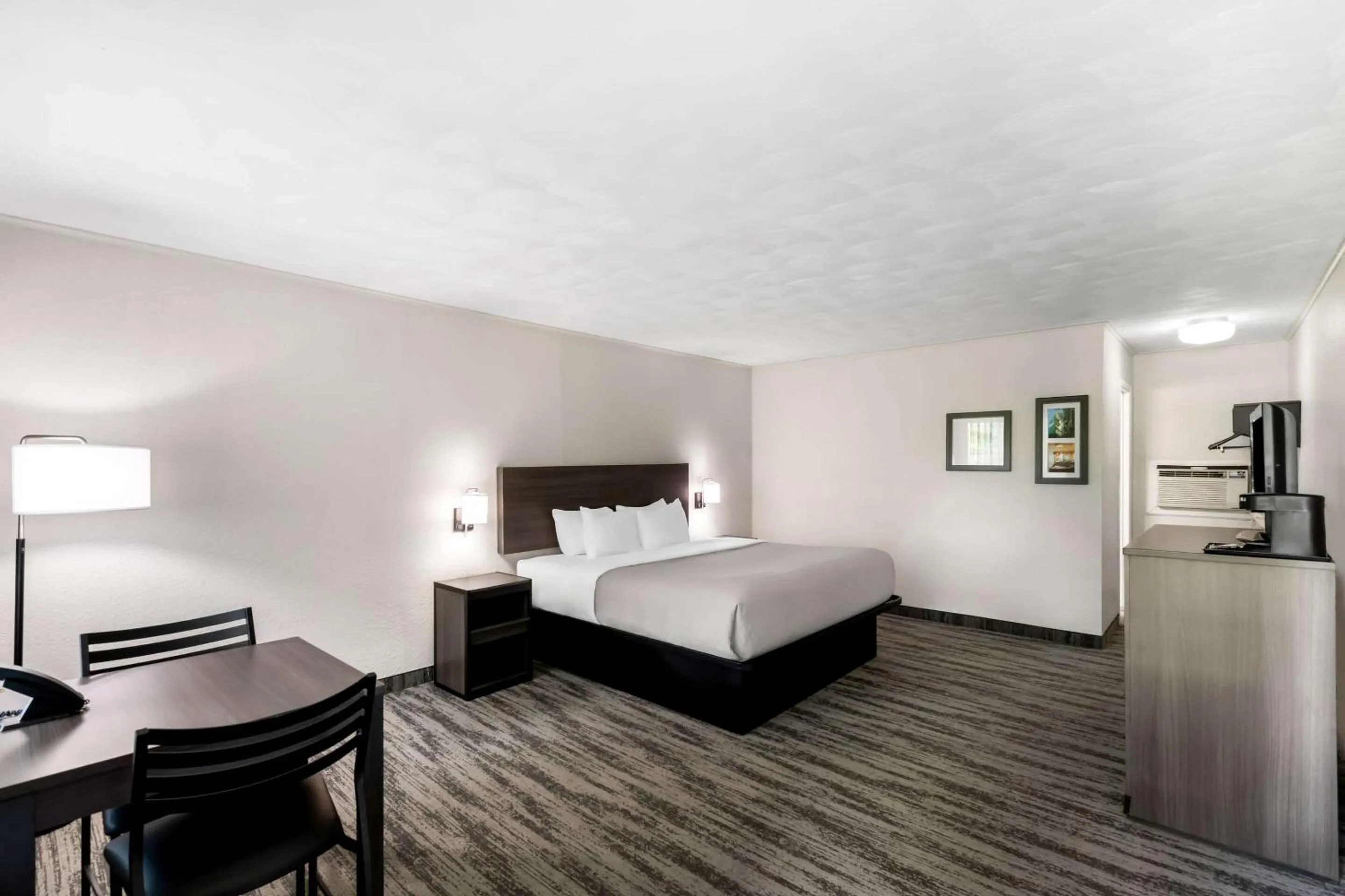 Bedroom, Bed in Quality Inn & Suites Munising