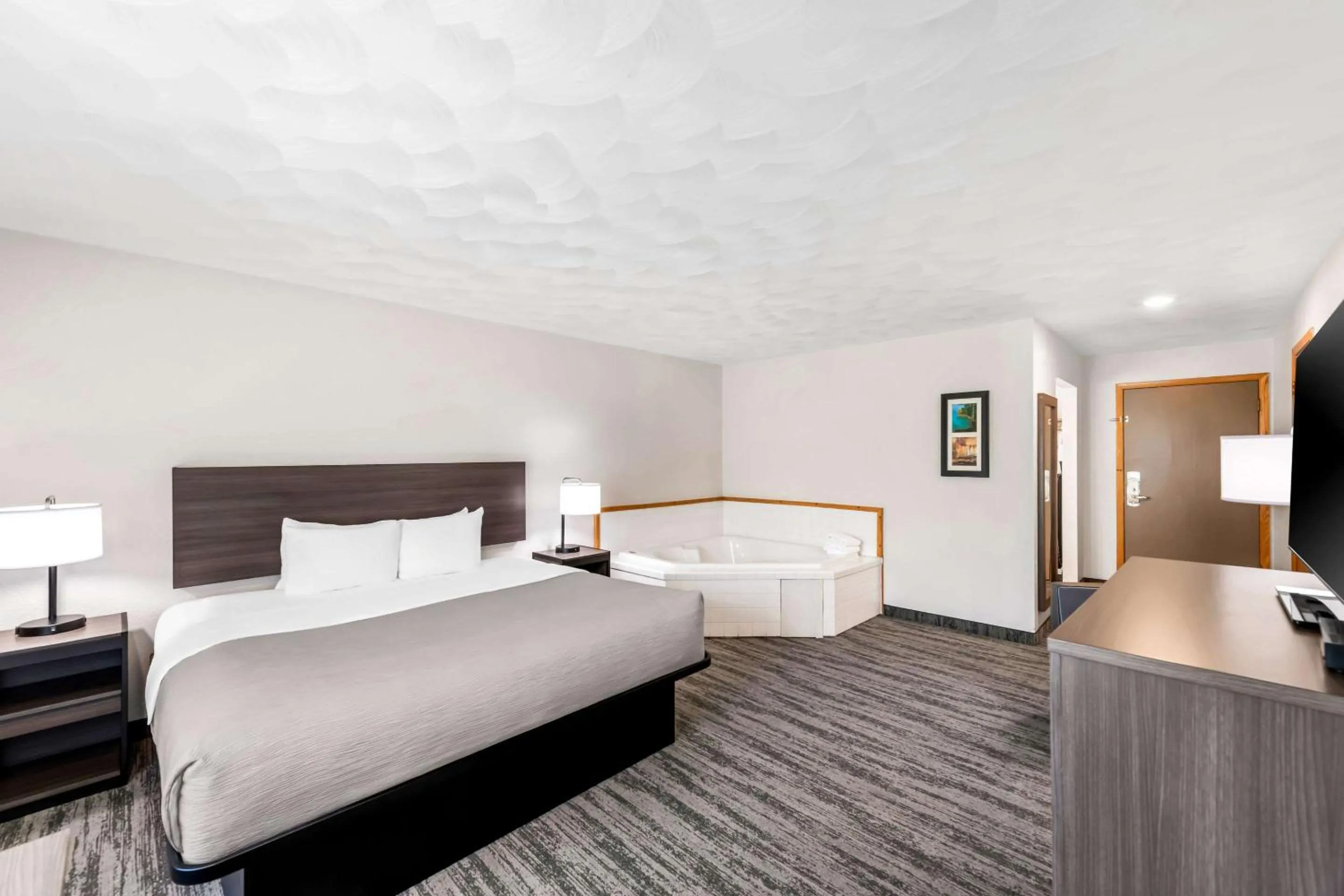 Bedroom, Bed in Quality Inn & Suites Munising