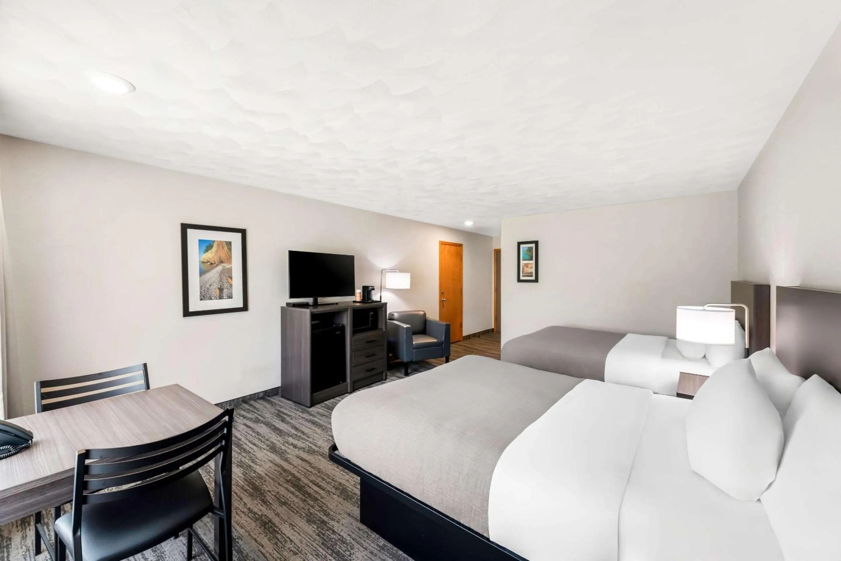 Bedroom, Bed in Quality Inn & Suites Munising