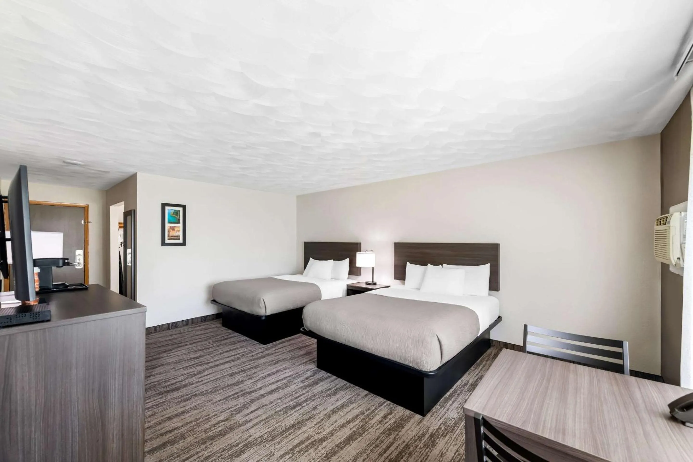 Bedroom, Bed in Quality Inn & Suites Munising