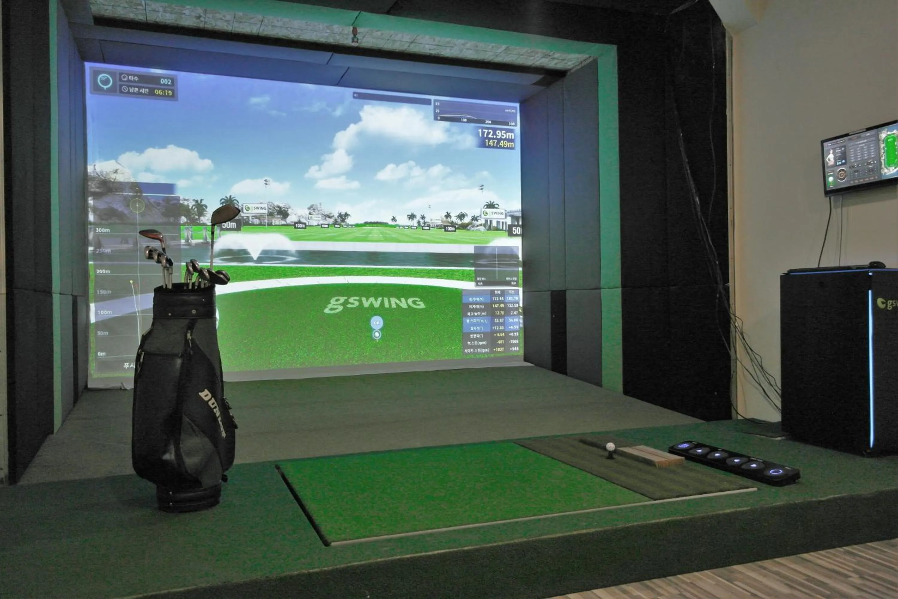 Game Room, Pool View in Stars Inn